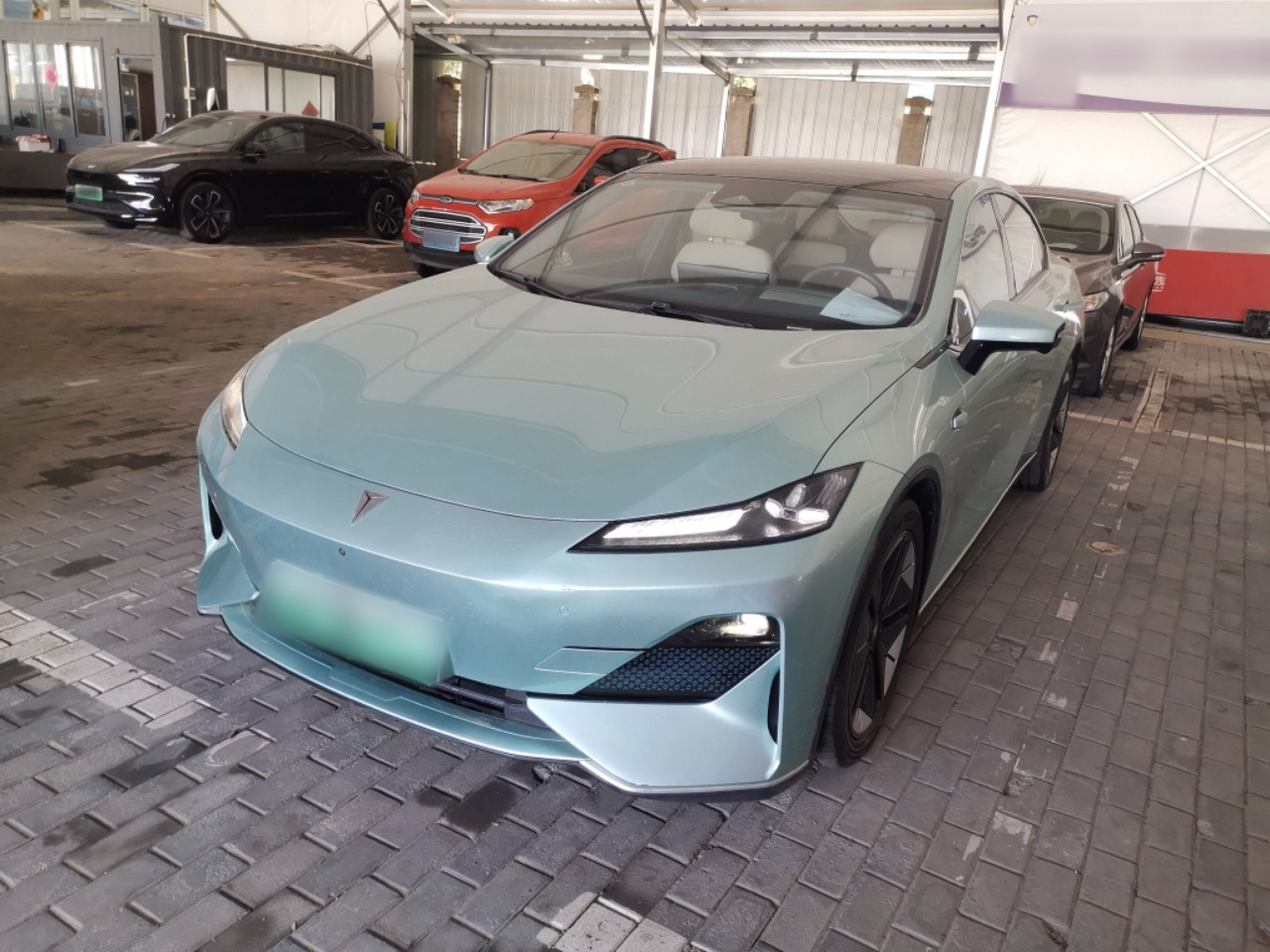 Под передней частью автомобиля