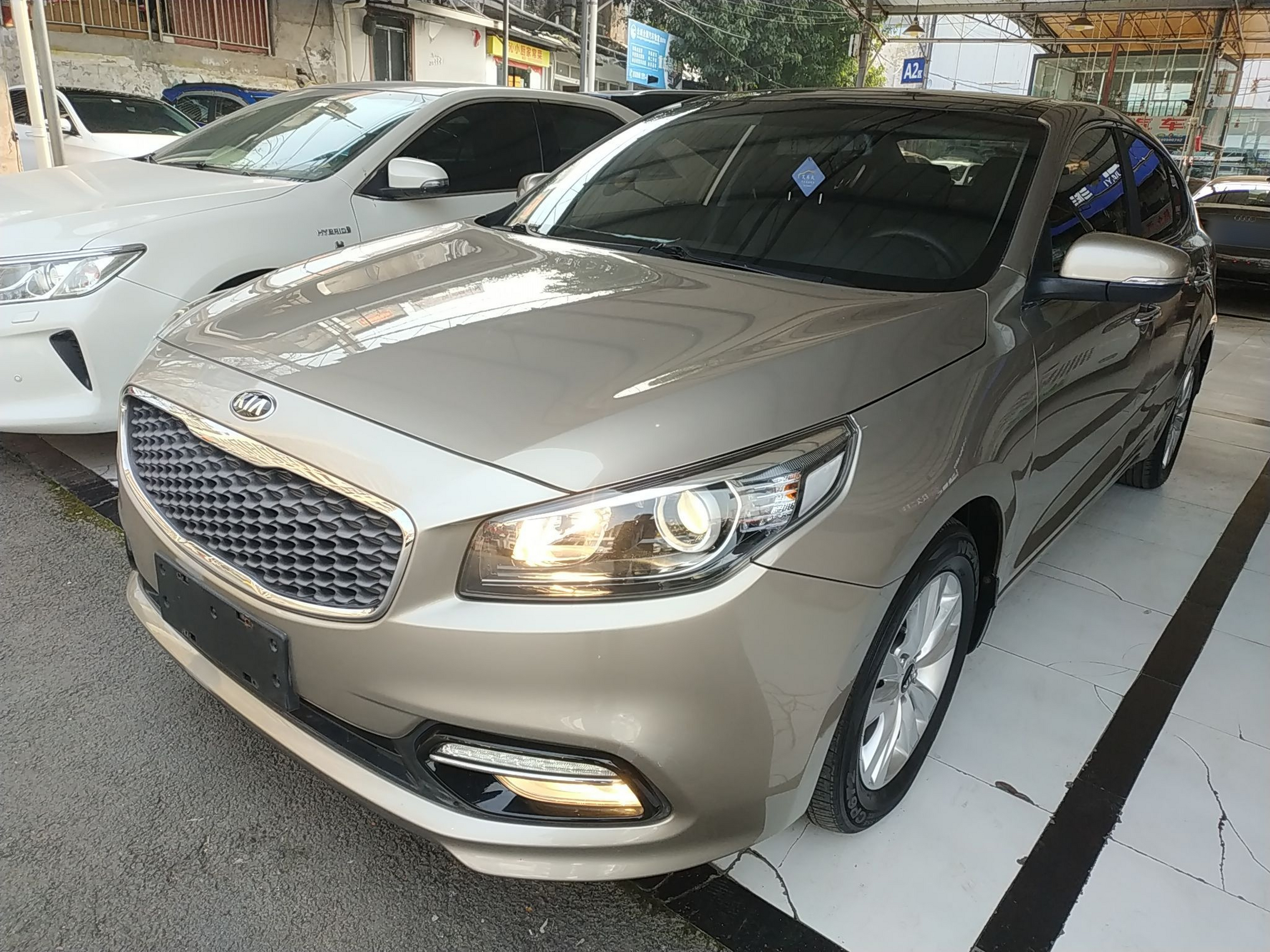 Под передней частью автомобиля