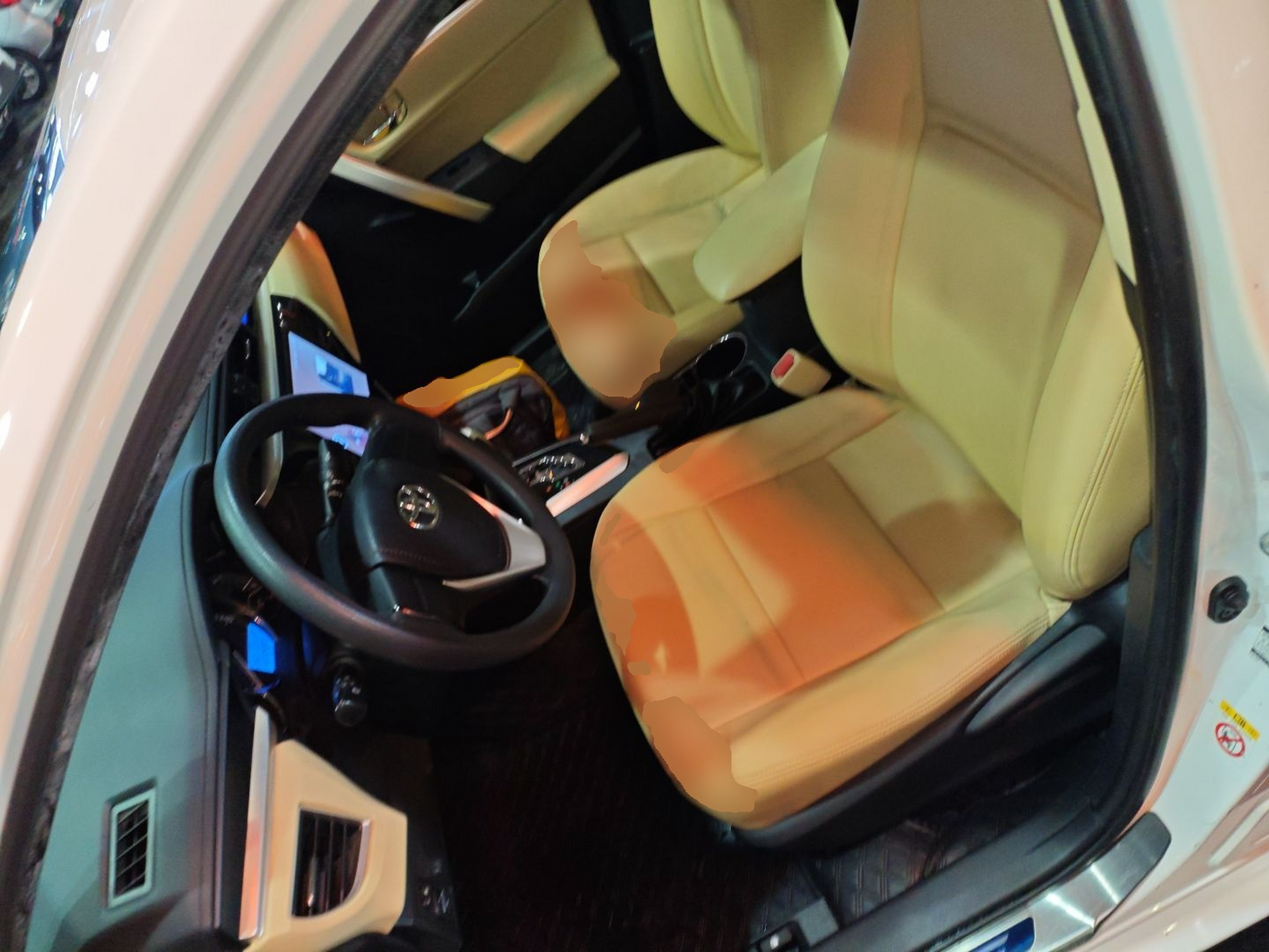 المقاعد الأمامية داخل السيارة