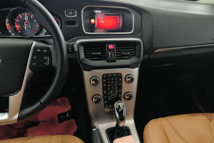 Used Volvo V40 2018 T4 Zhiya Edition
