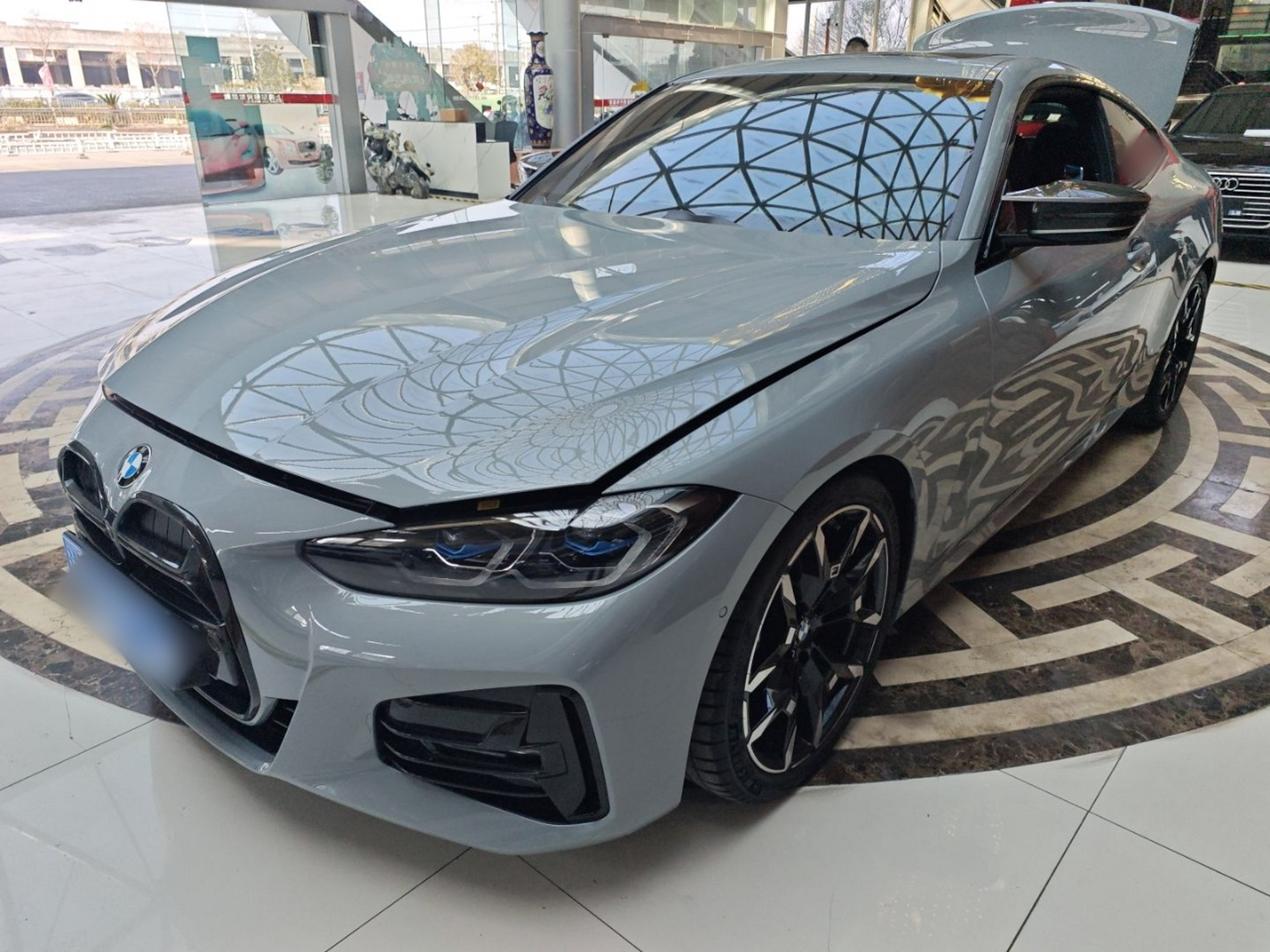 تحت مقدمة السيارة