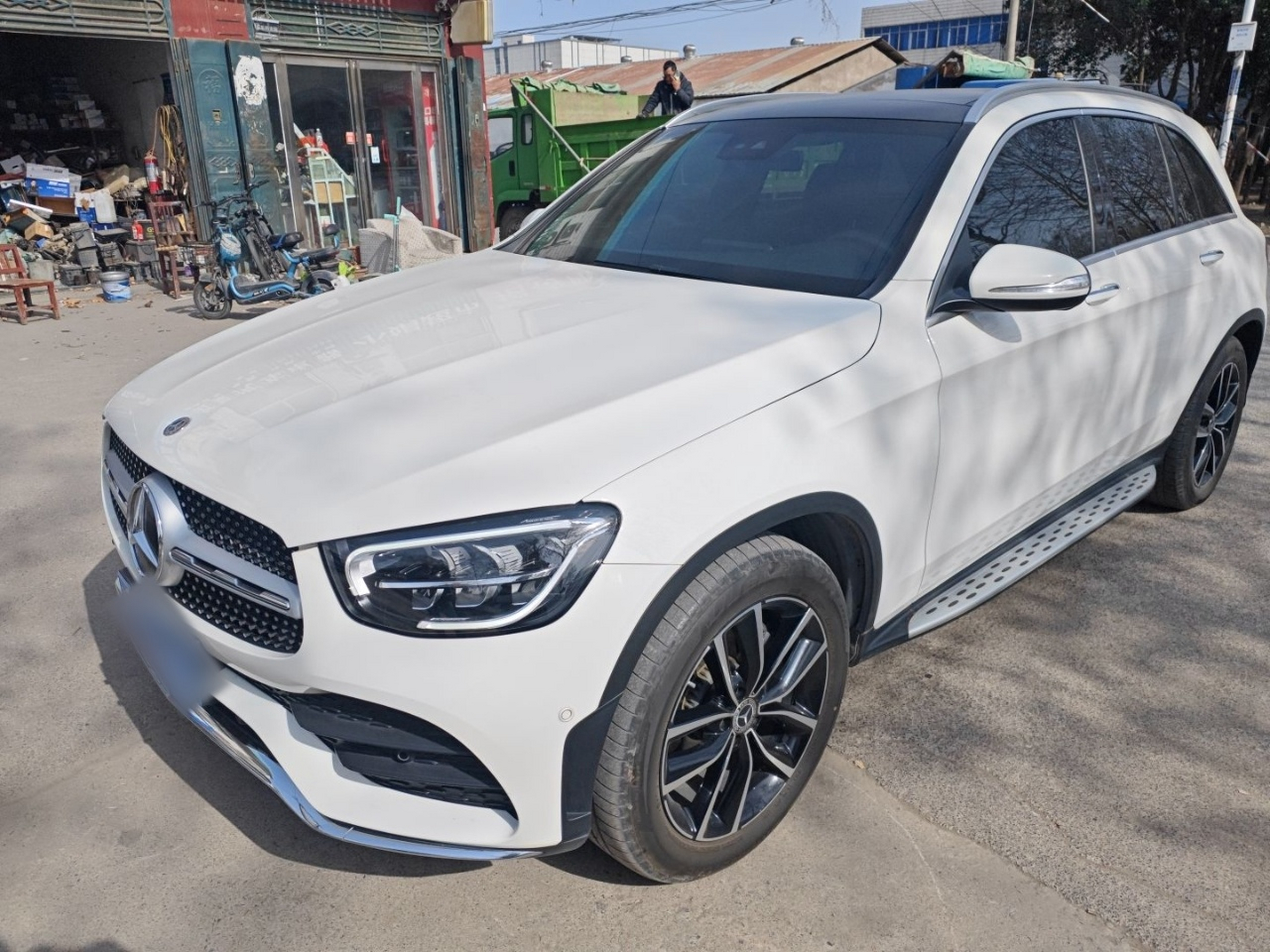 Под передней частью автомобиля