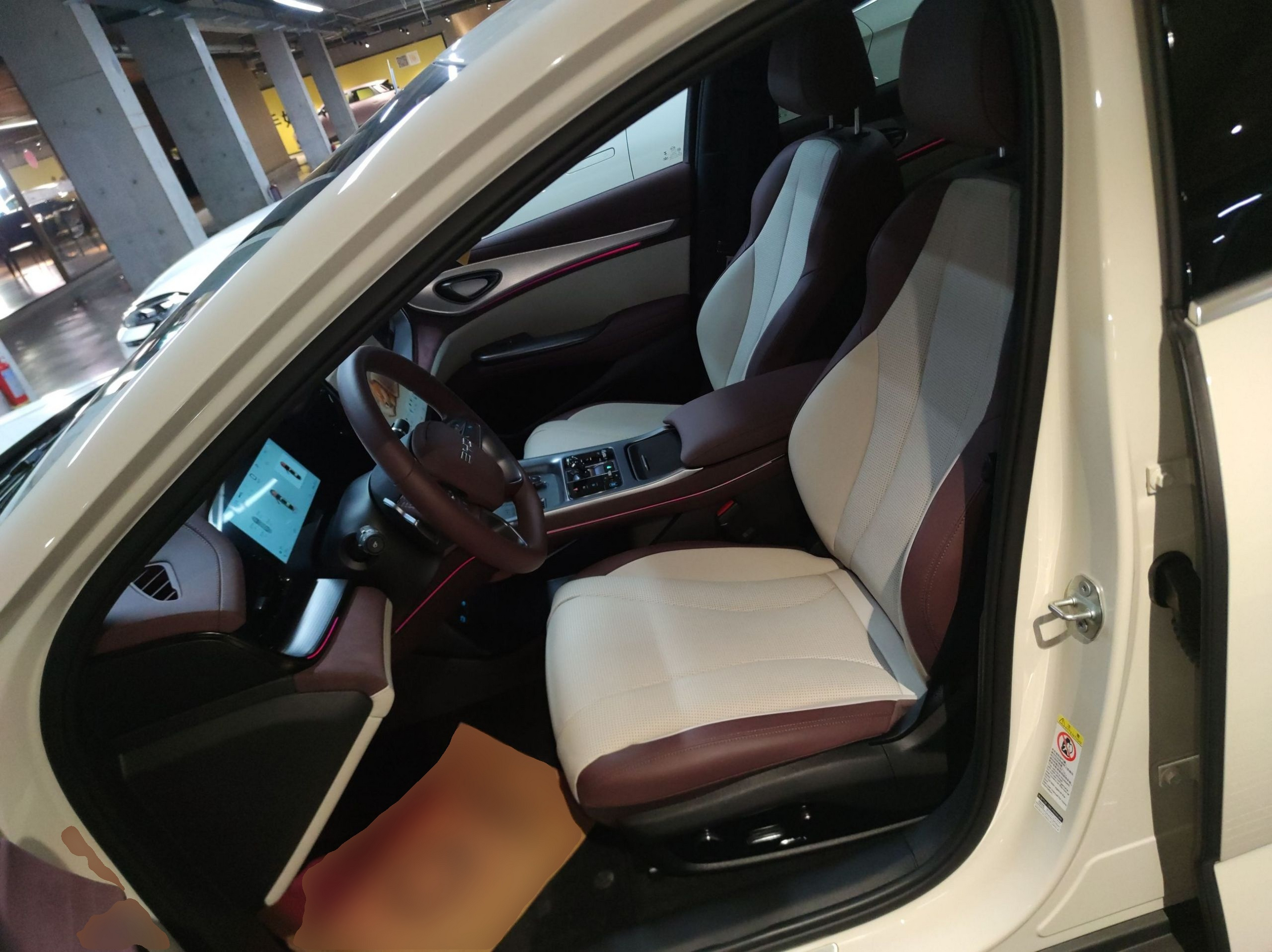 Переднее сиденье в автомобиле