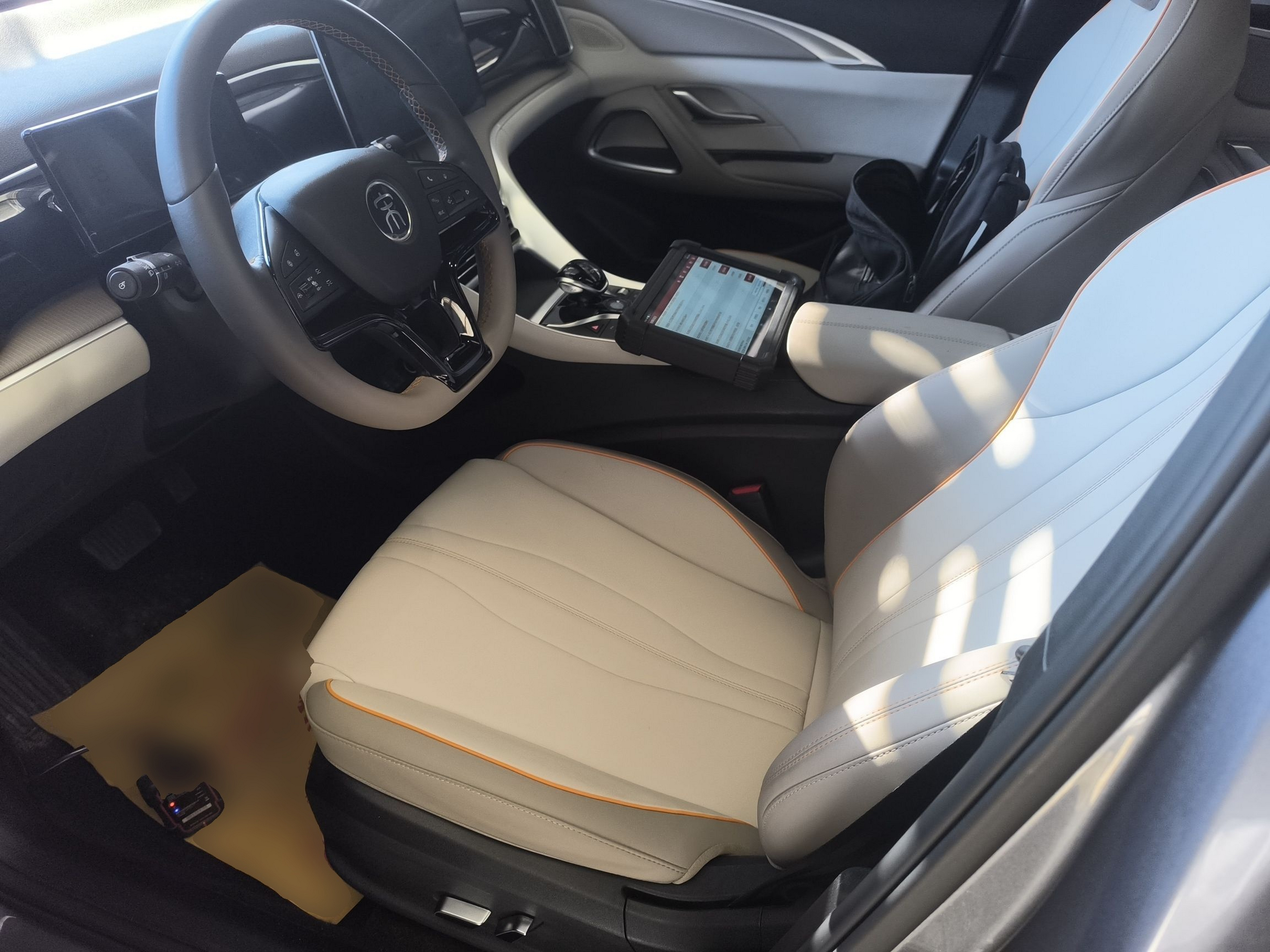 المقاعد الأمامية داخل السيارة