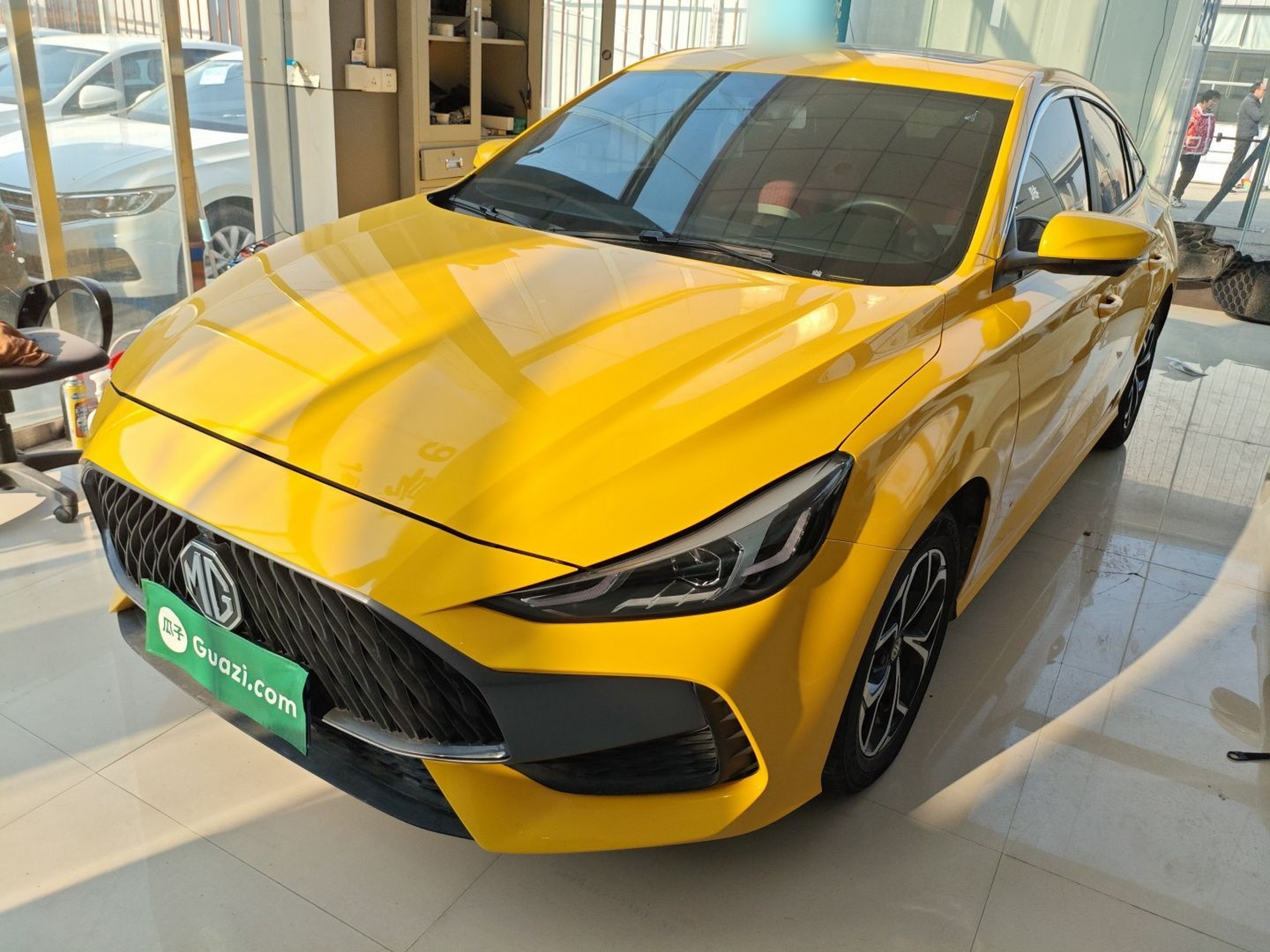 تحت مقدمة السيارة