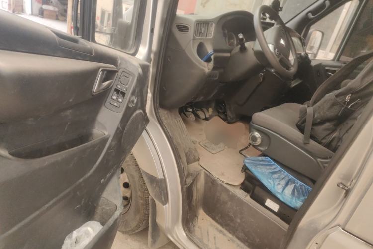 Used Foton Toano 2024 Tuyano Pro Multi-Function 2.0T Manual Rear-Drive Long Wheelbase Mid-Roof Design Single Rear Tire—Available in 5/6/7/9-Seater Configurations
