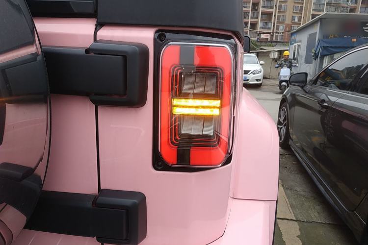 Used  BJ40 2023 2.0T Automatic Four-Wheel Drive Urban Hunter Edition Chivalrous Type
