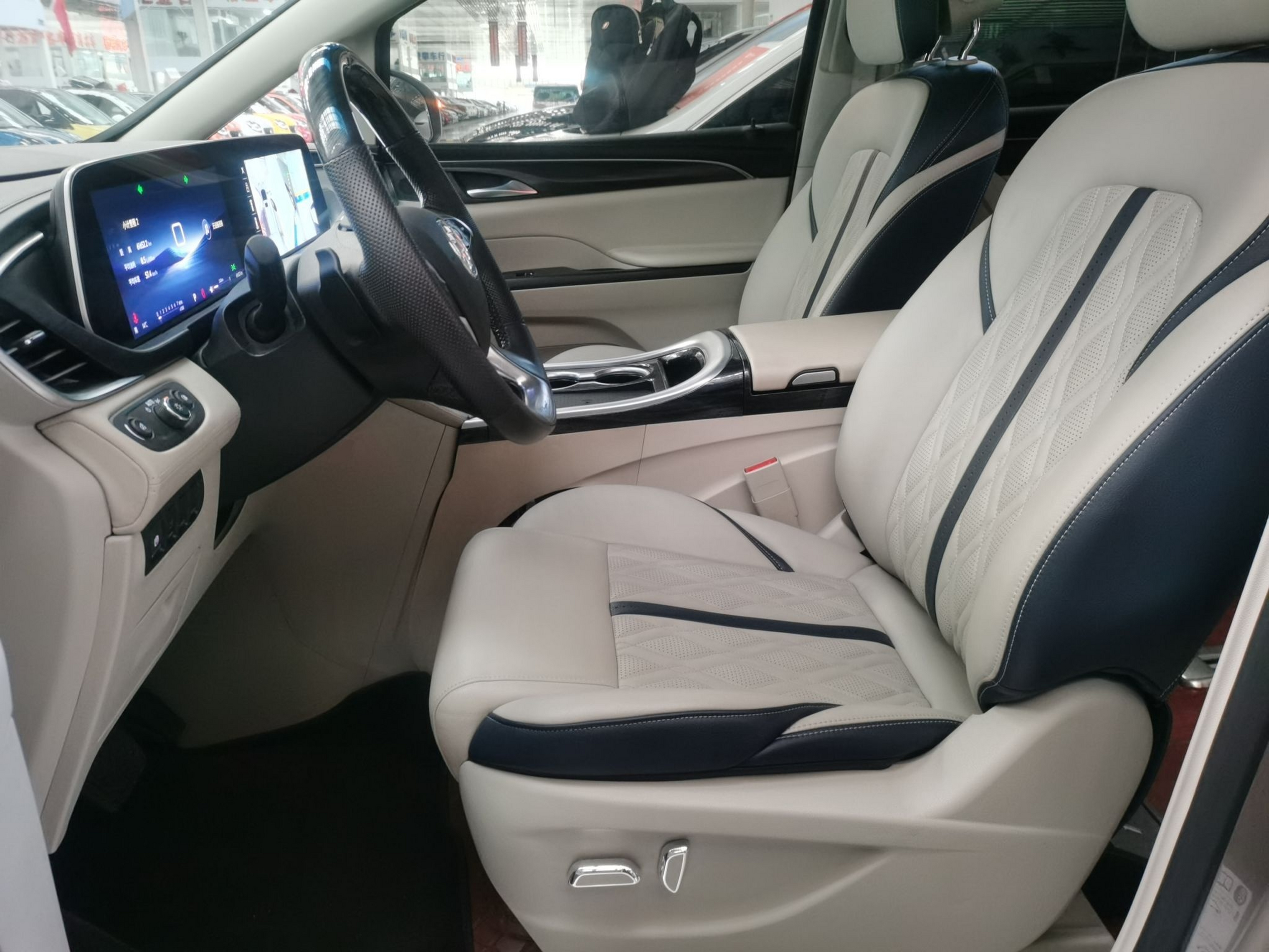 المقاعد الأمامية داخل السيارة