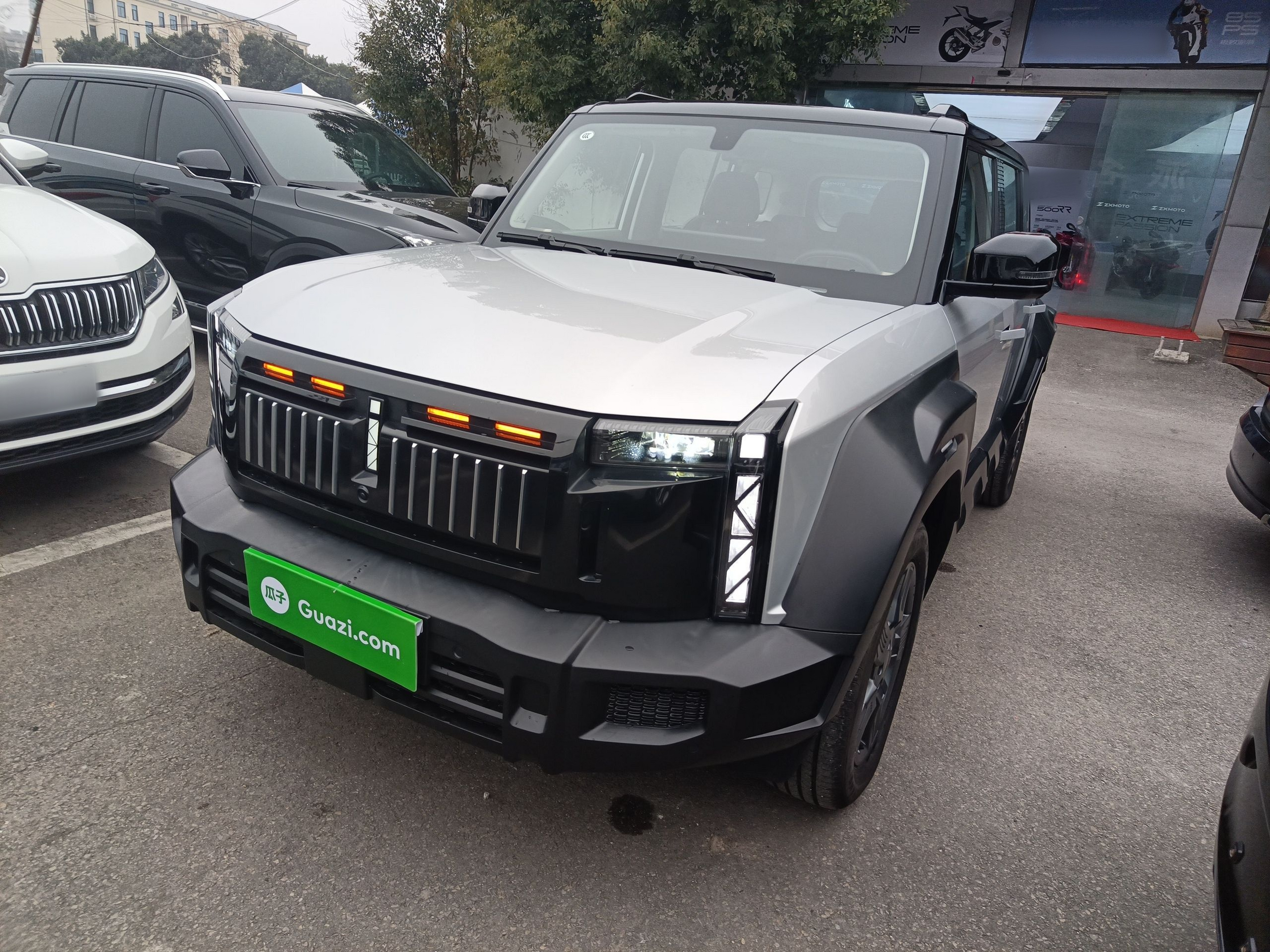 Под передней частью автомобиля