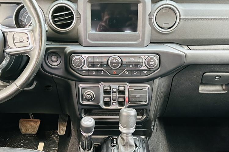 Used  Wrangler 2019 2.0T Sahara Four-Door Version China VI Emission Standard