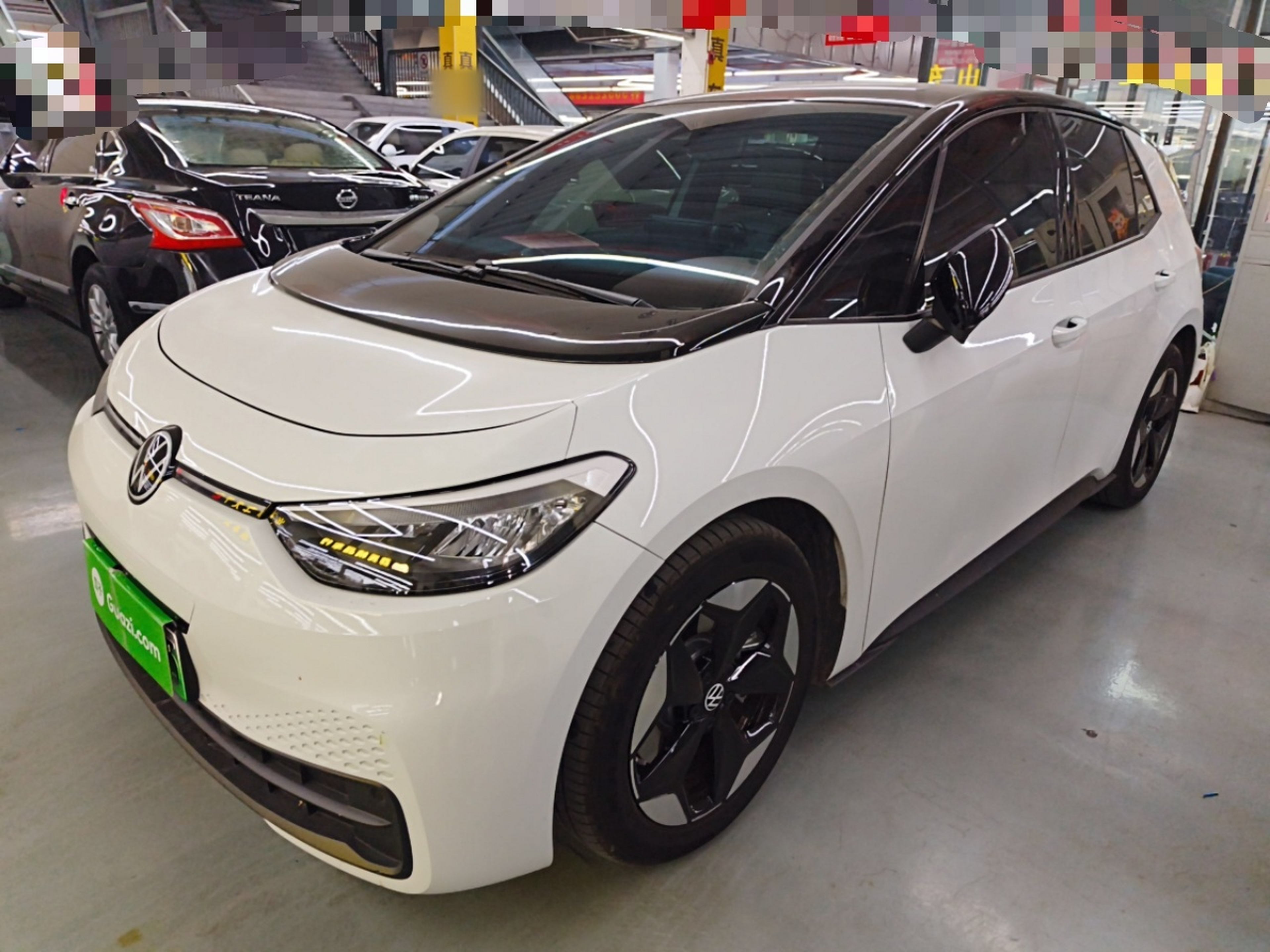 Под передней частью автомобиля