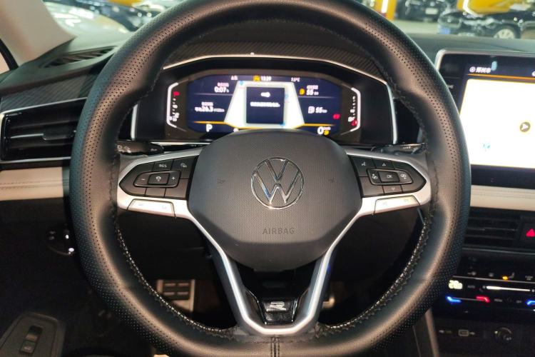 Used Volkswagen Tiguan L 2024 Outstanding Model 330TSI Automatic Two-Wheel Drive R-Line Dragon Glory Edition
