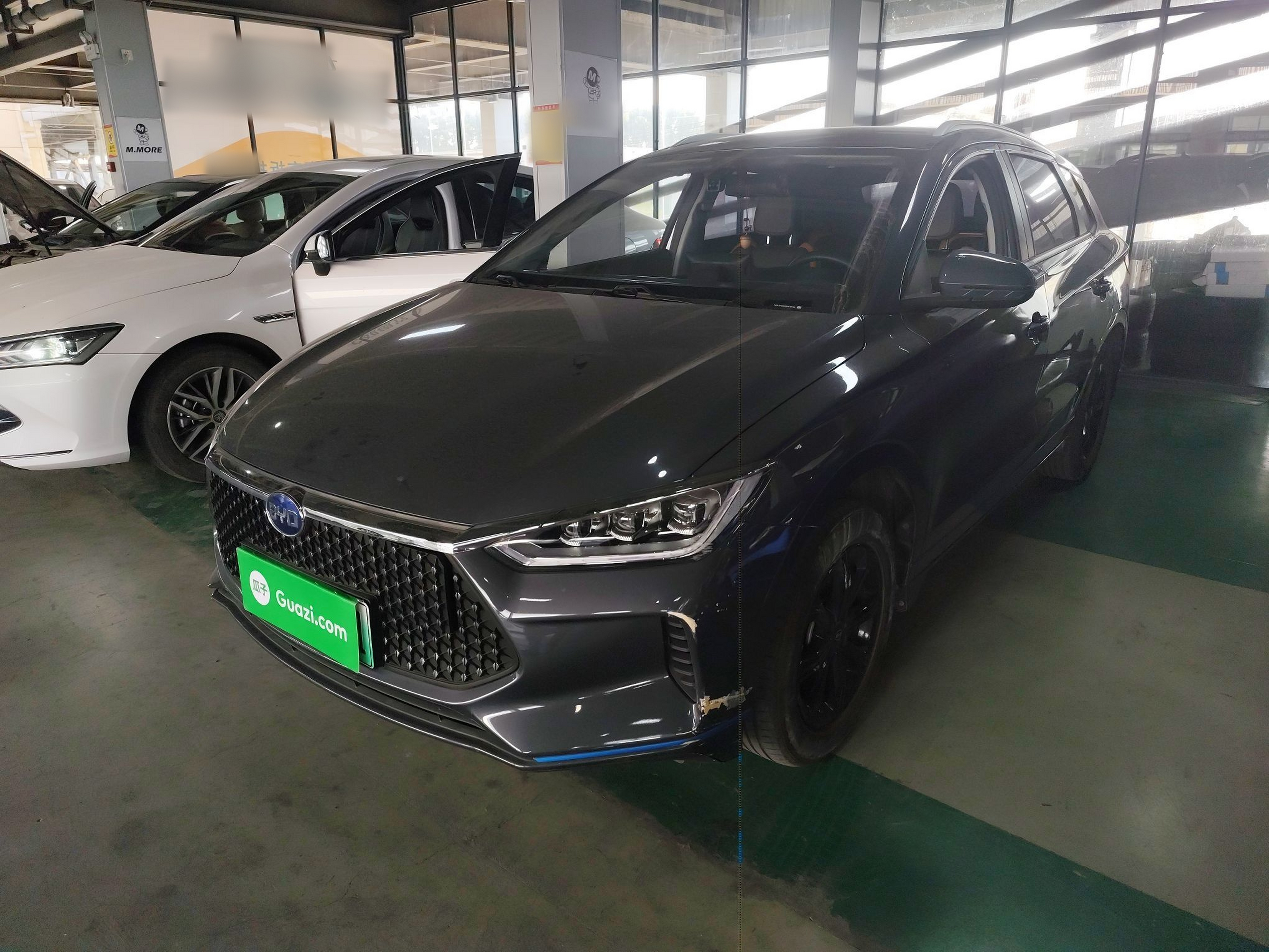 Под передней частью автомобиля