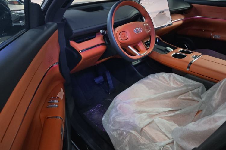 Used  Q07 2025 215 Prestige Edition