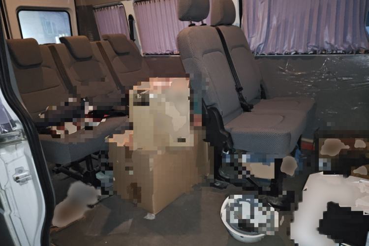 Used Iveco Daily 2022 2.5T A37 M1 Passenger Van 5-9 Seats Long Wheelbase Mid-Roof Design Dual Tires Side Sliding Doors
