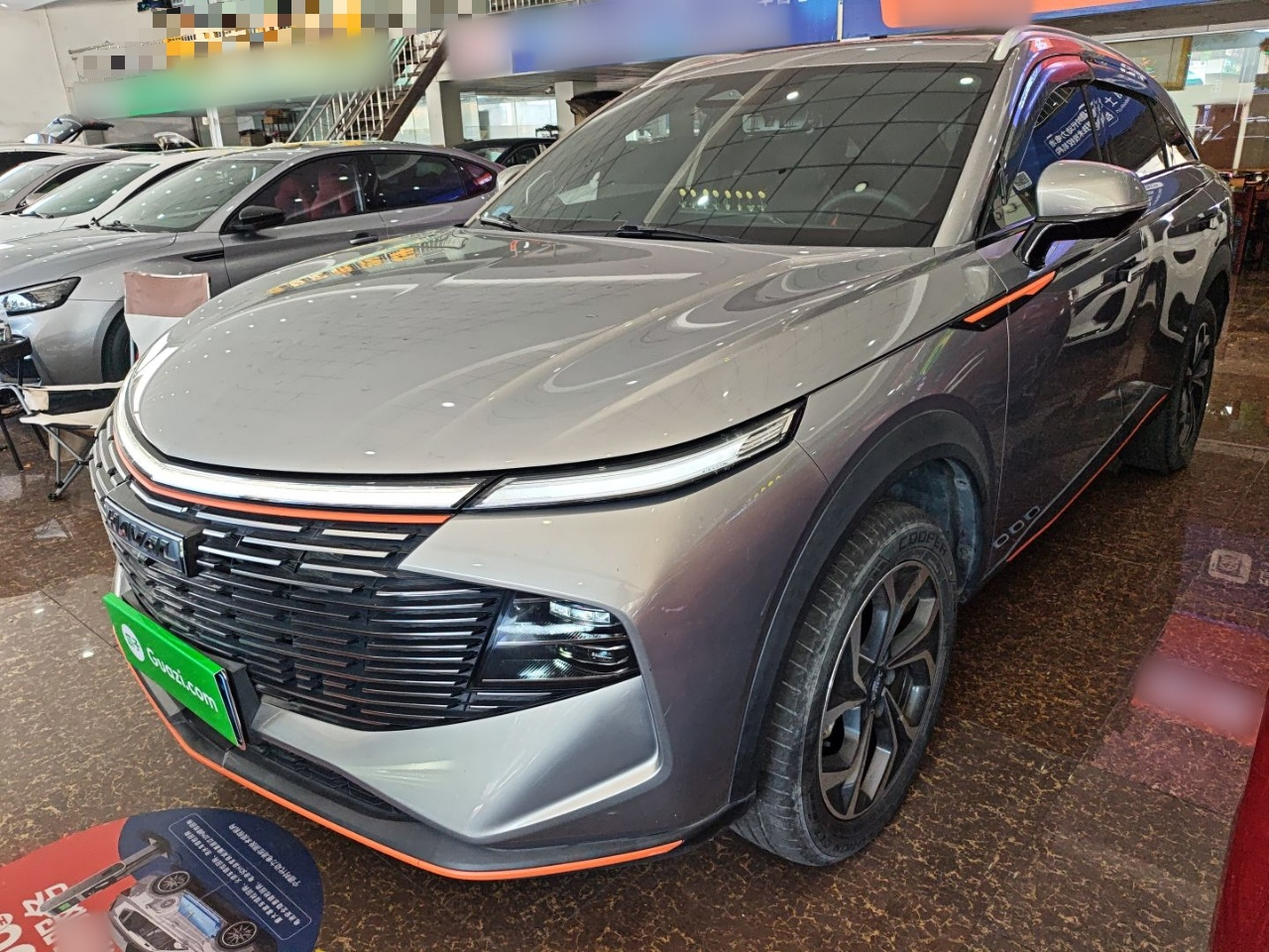 Под передней частью автомобиля