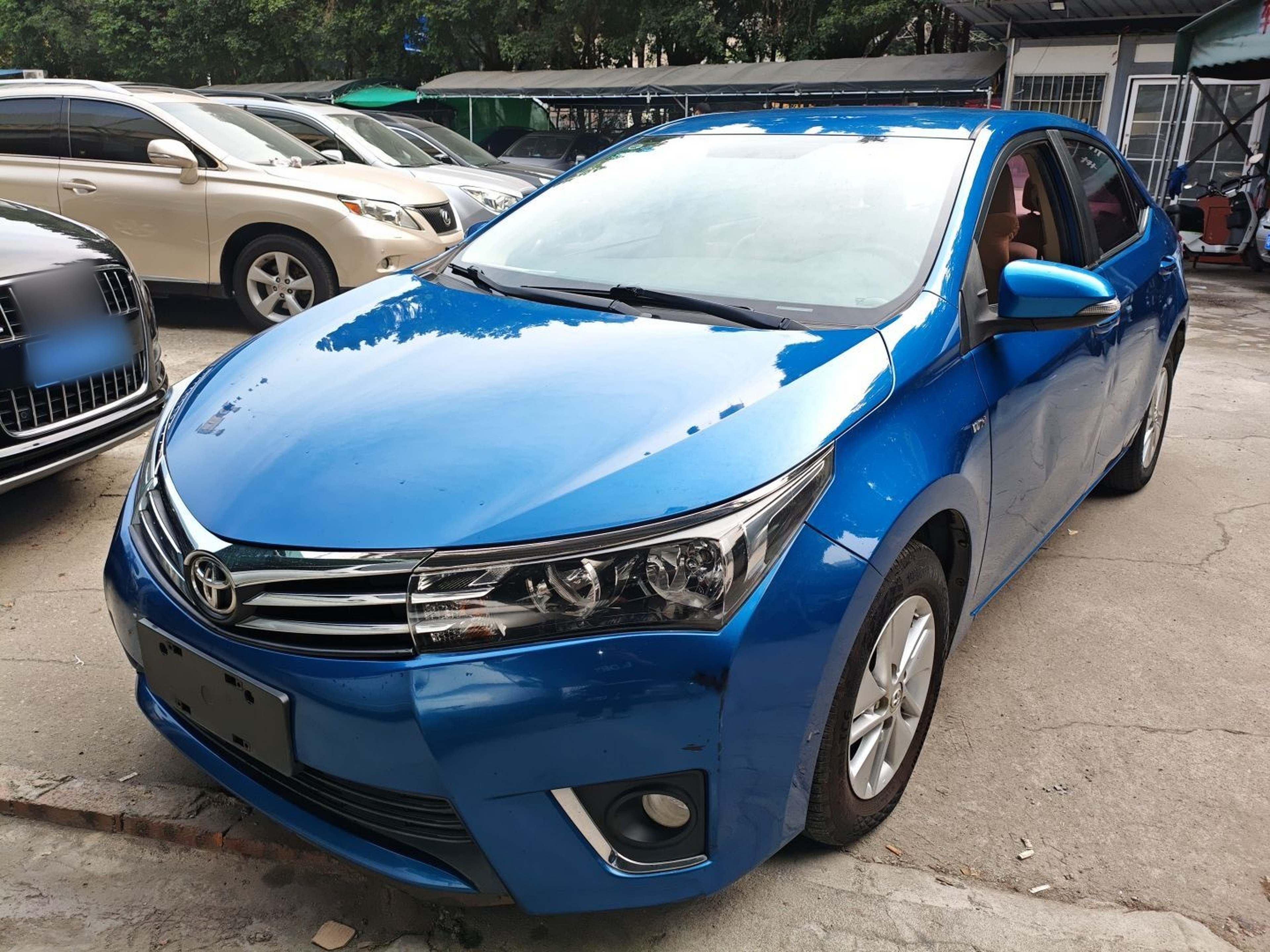 تحت مقدمة السيارة