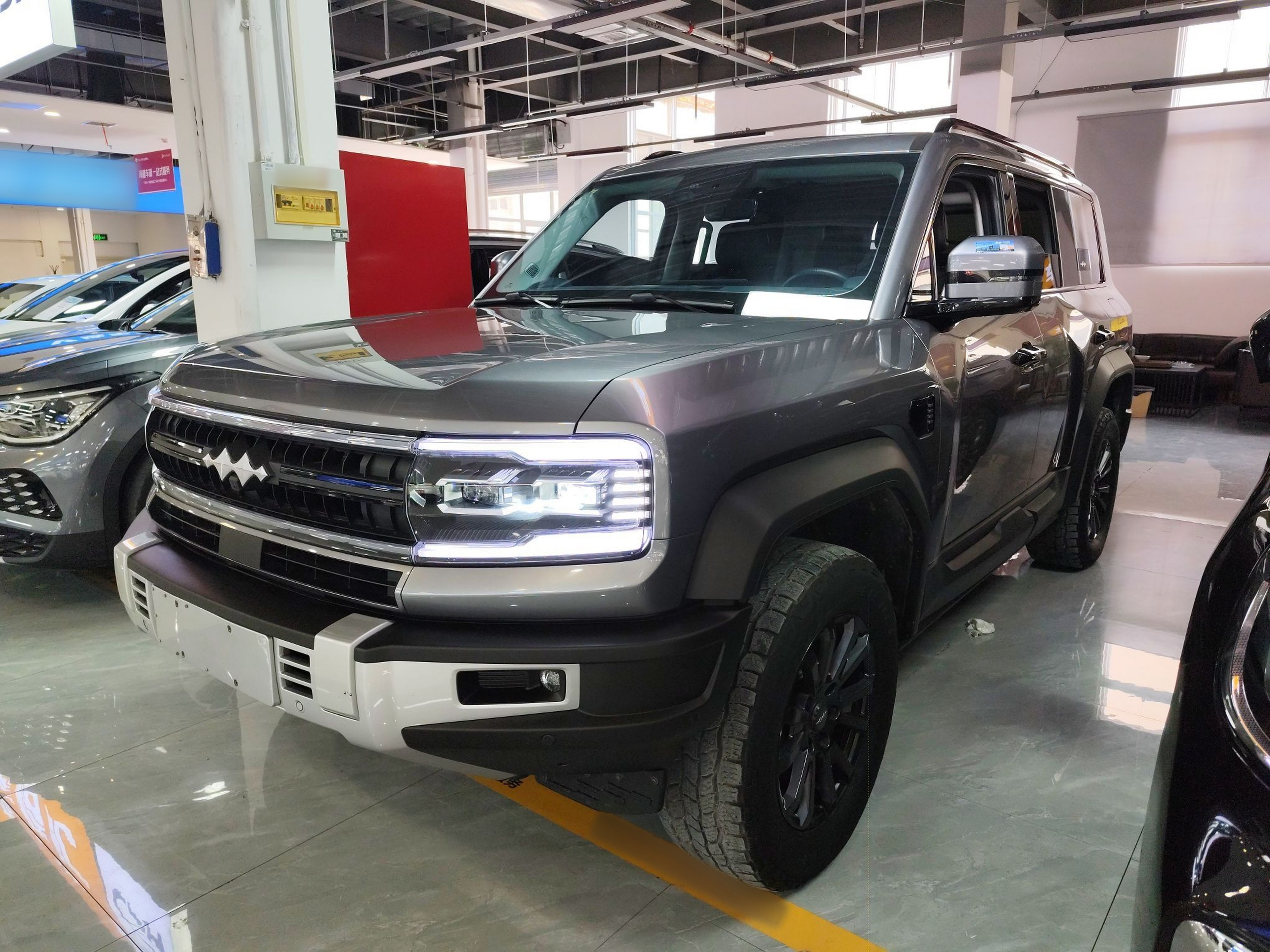 تحت مقدمة السيارة