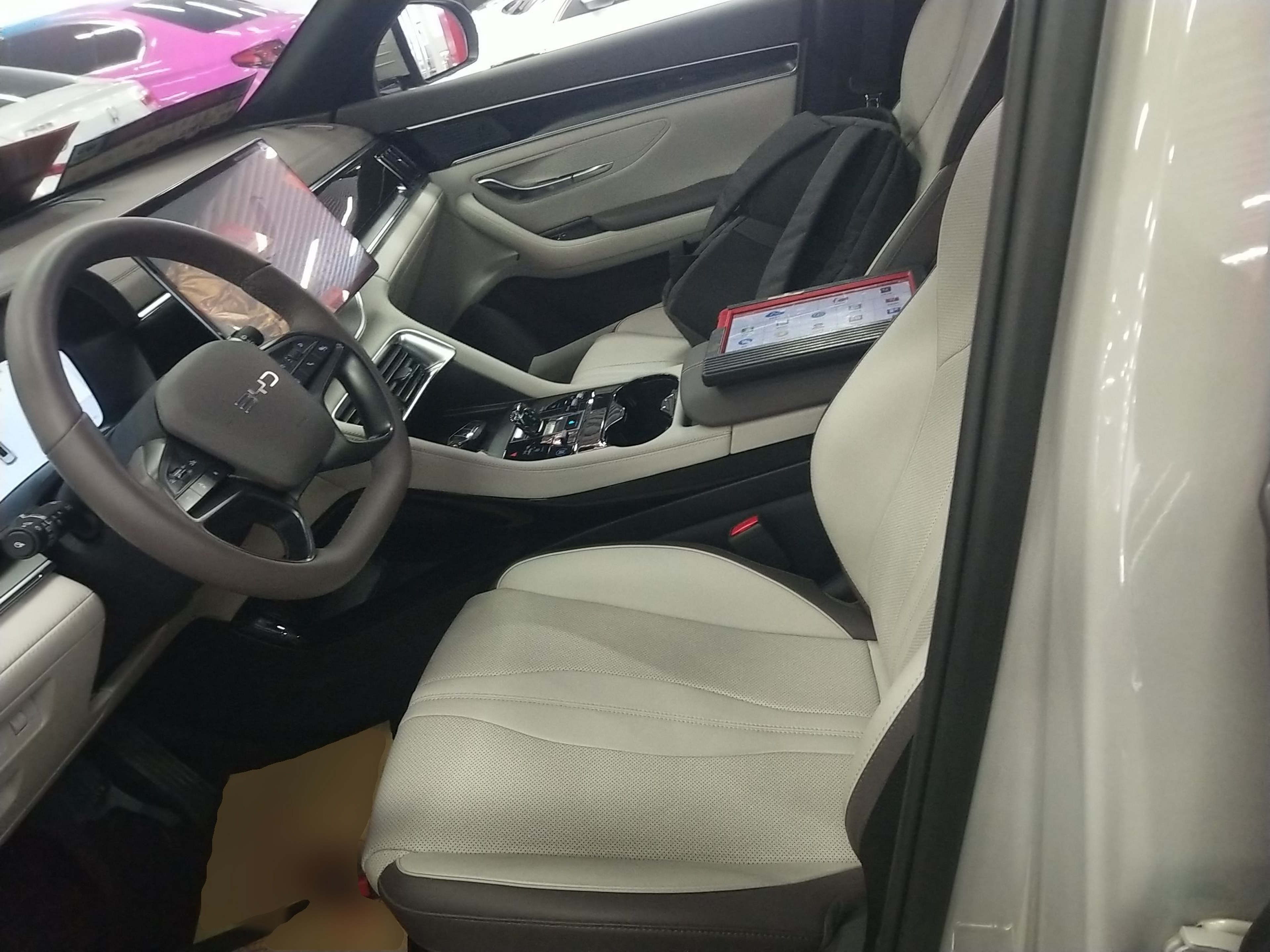 المقاعد الأمامية داخل السيارة