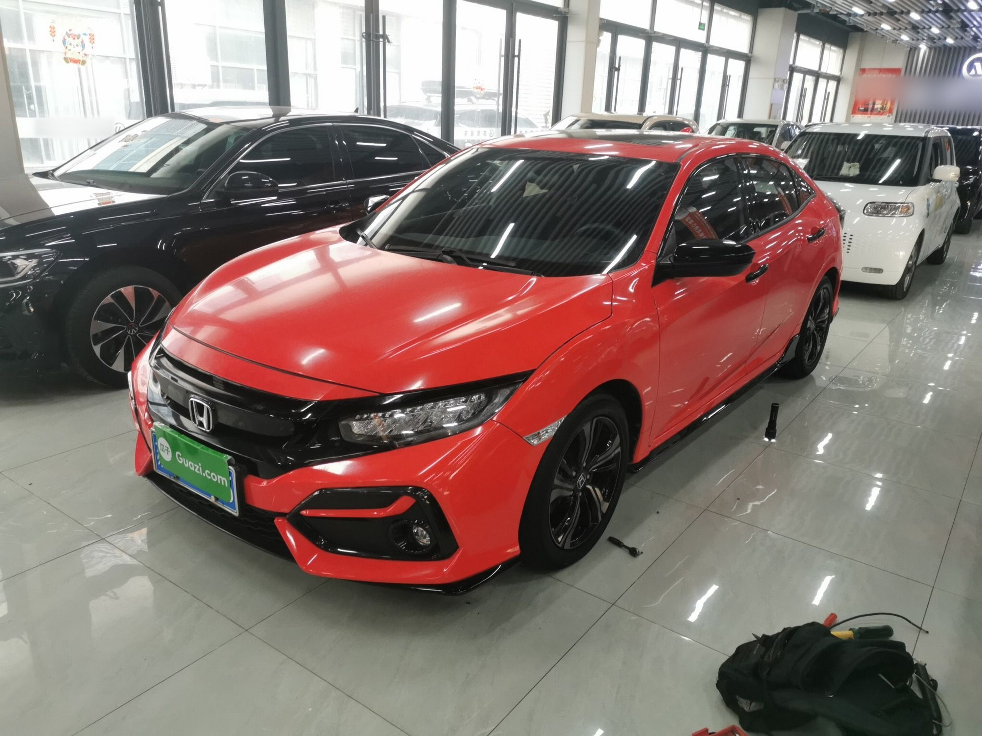 Под передней частью автомобиля