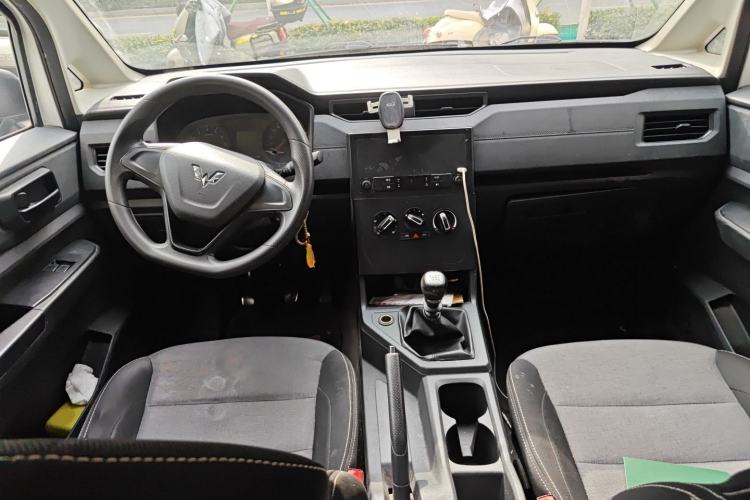 Used Wuling Hongguang PLUS 2019 1.5T Manual Standard Edition 5 Seats
