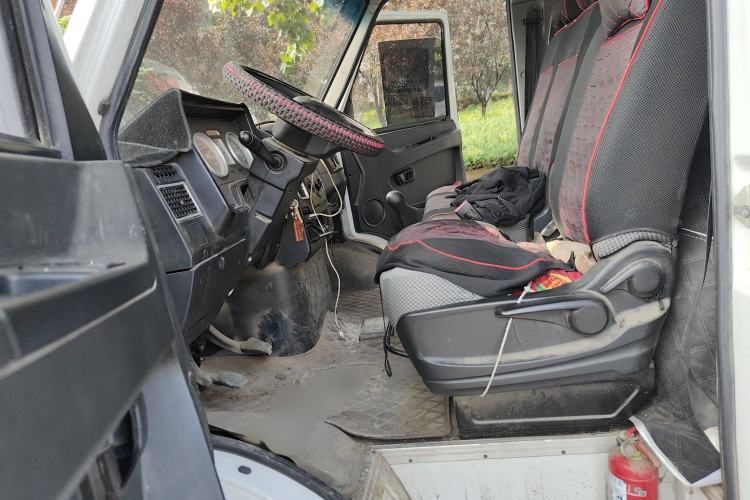 Used Iveco Daily 2021 2.5T A40 M1 Passenger Van 5-9 Seats Long Wheelbase Mid-Roof Design Dual Tires Manual Doors
