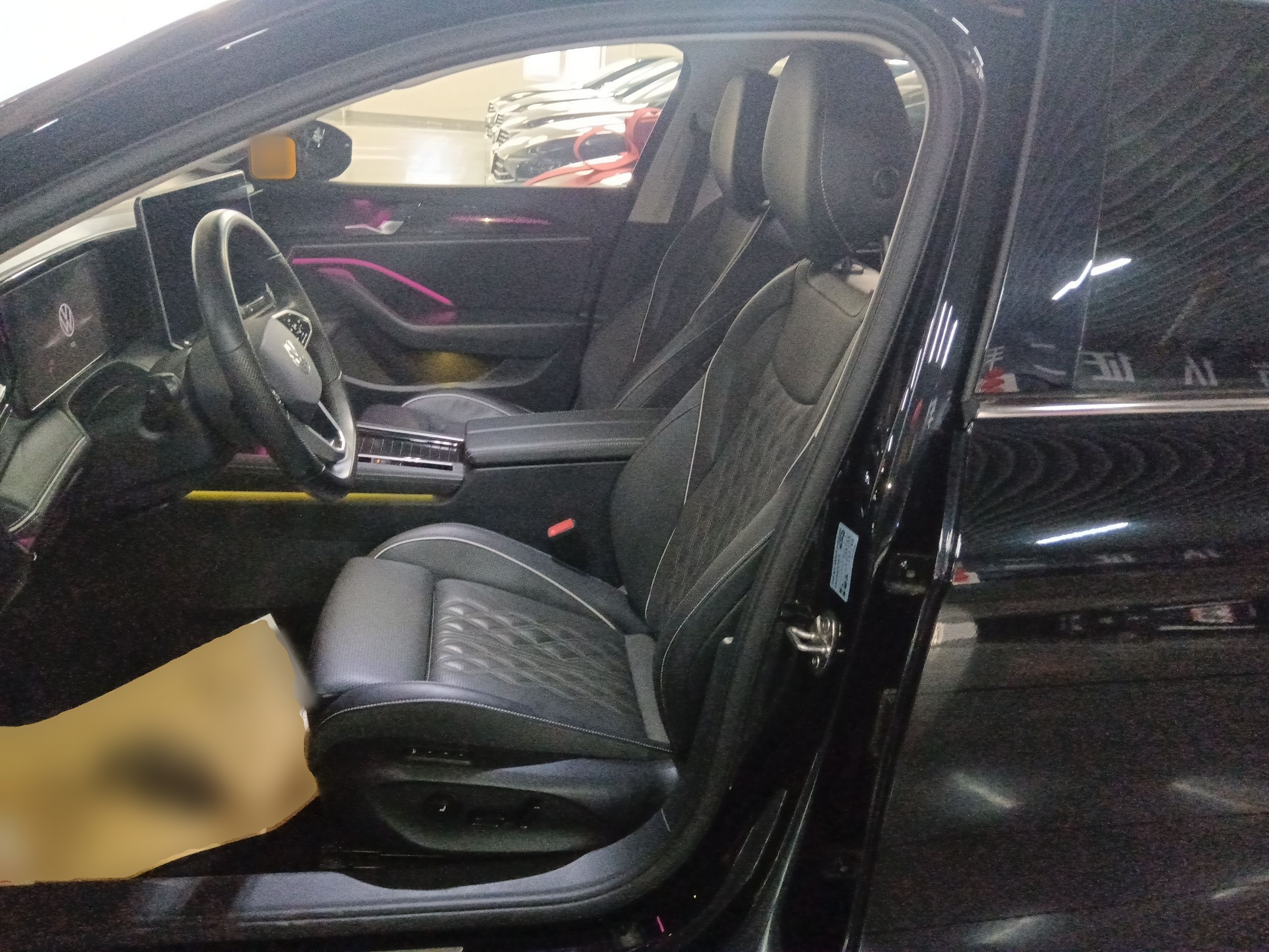 المقاعد الأمامية داخل السيارة