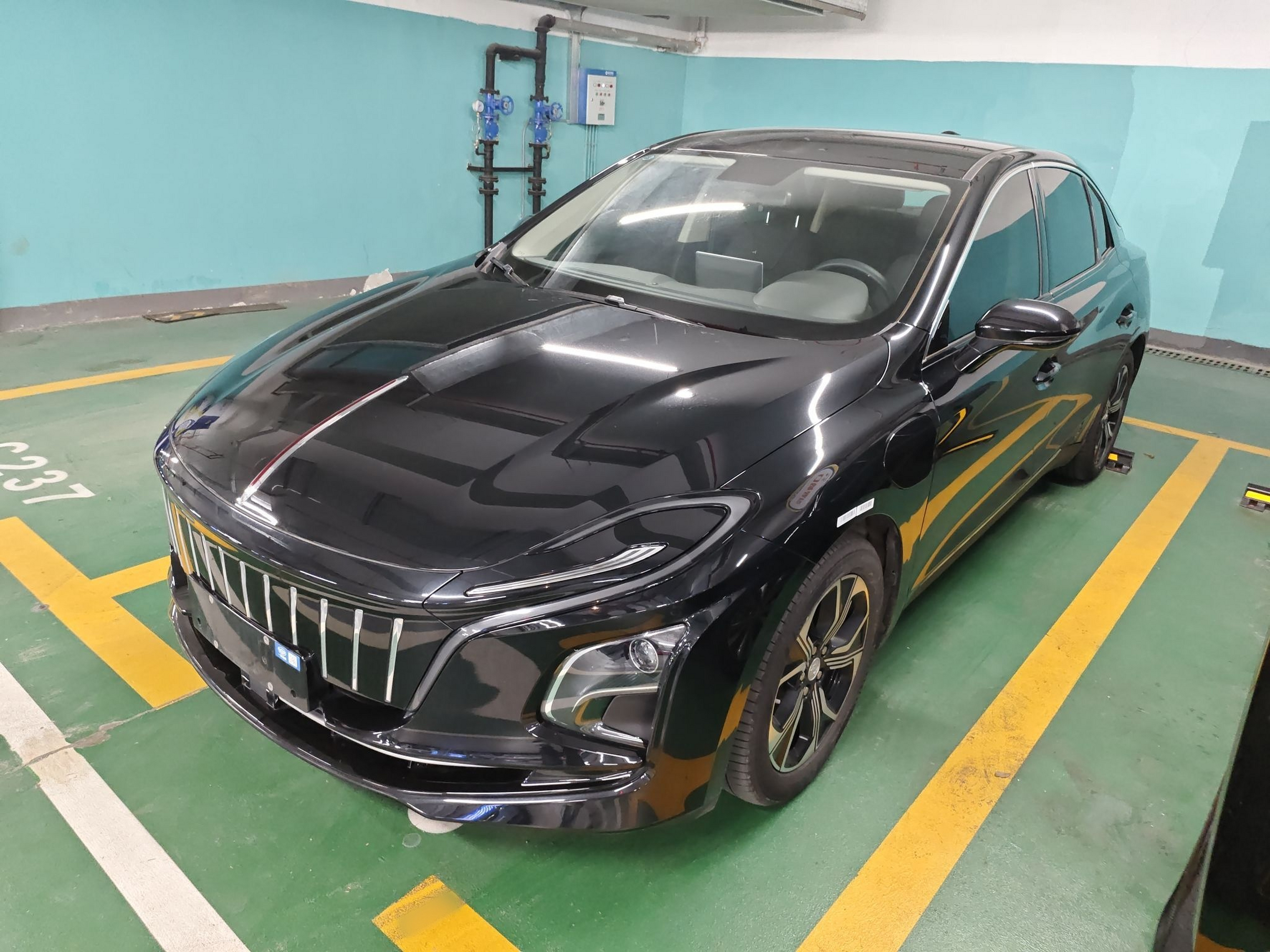 تحت مقدمة السيارة