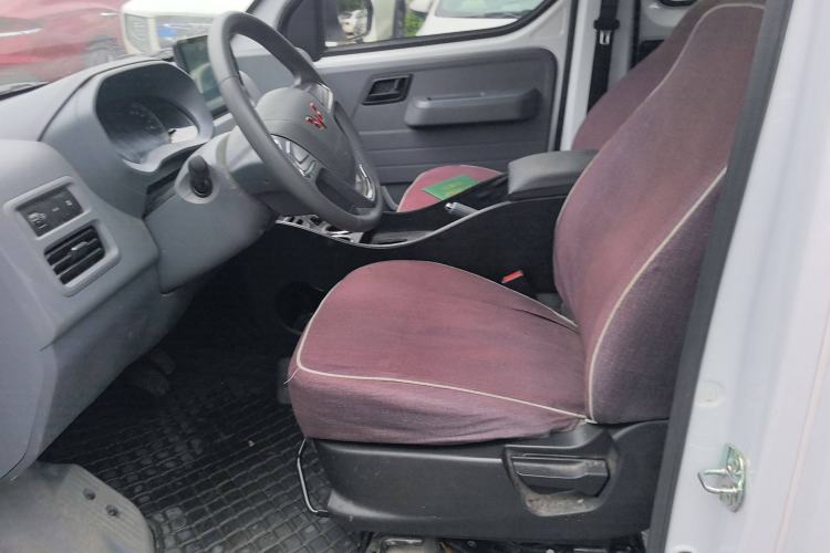 Used Wuling Yangguang 2024 300km Comfort-Grade Passenger Van 60kW
