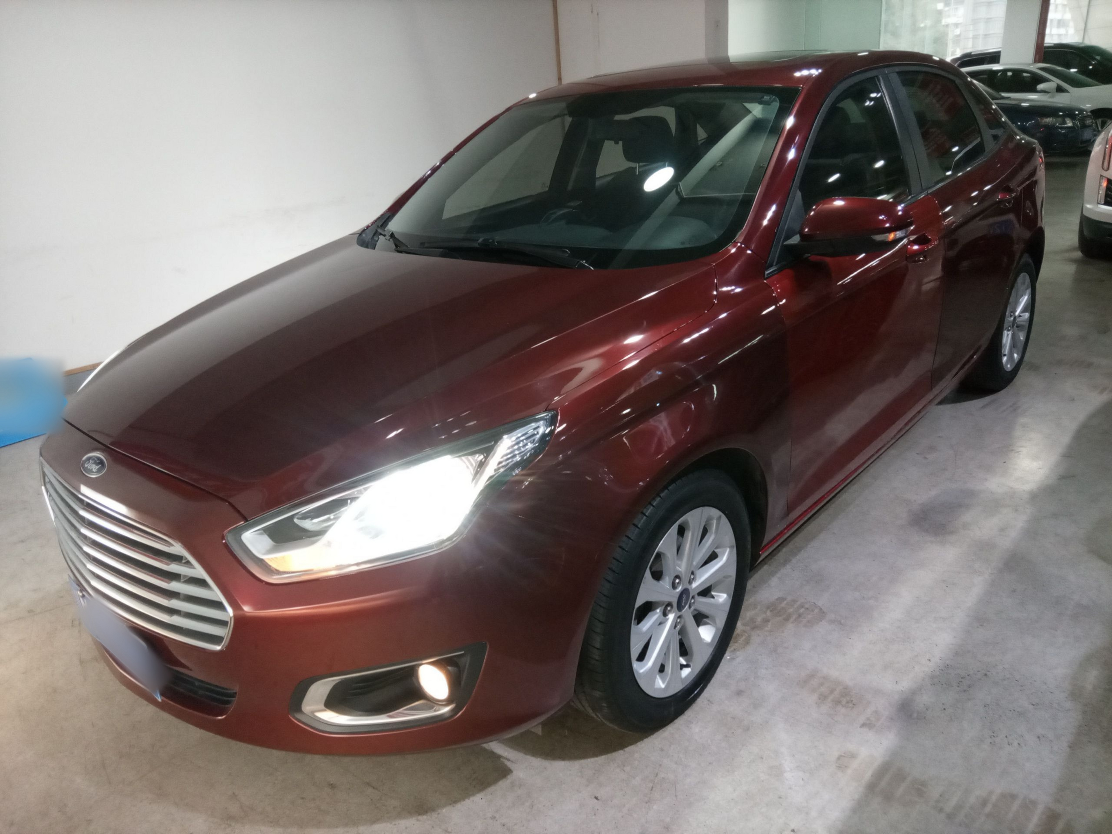 تحت مقدمة السيارة