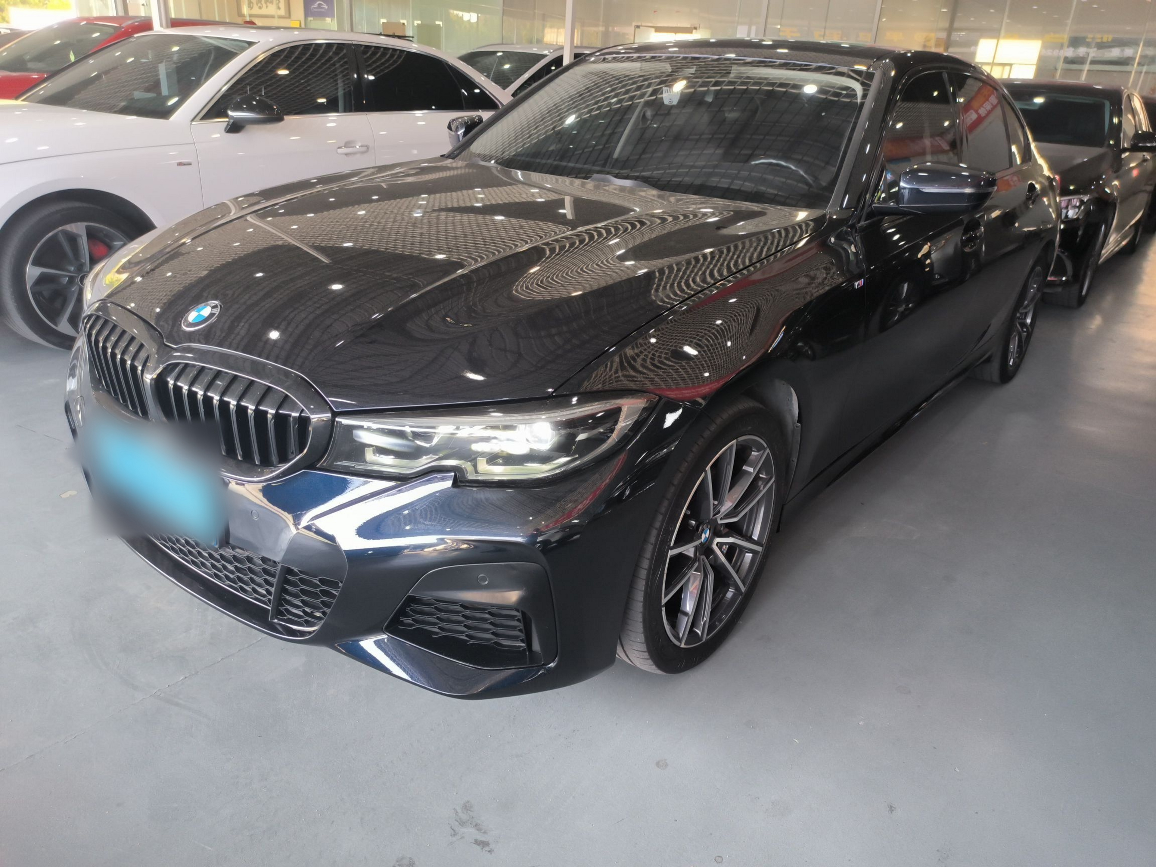 Под передней частью автомобиля