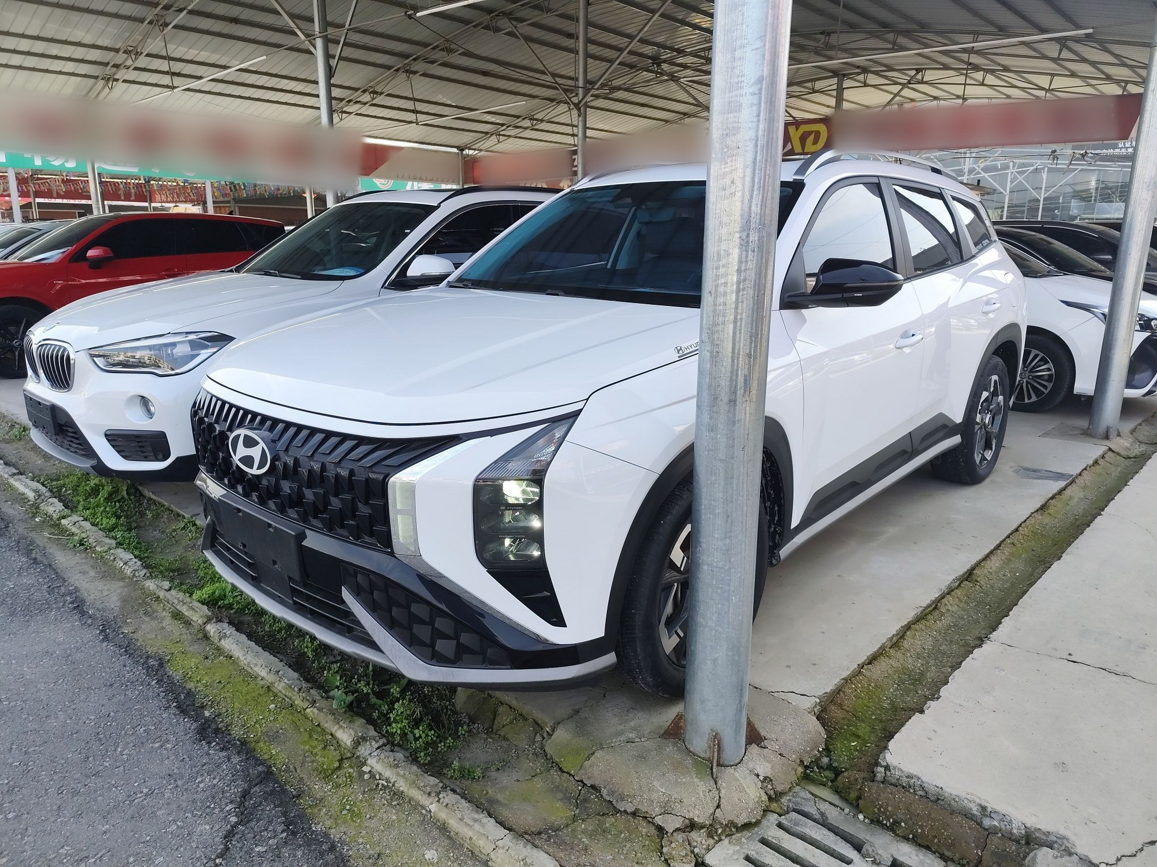 تحت مقدمة السيارة