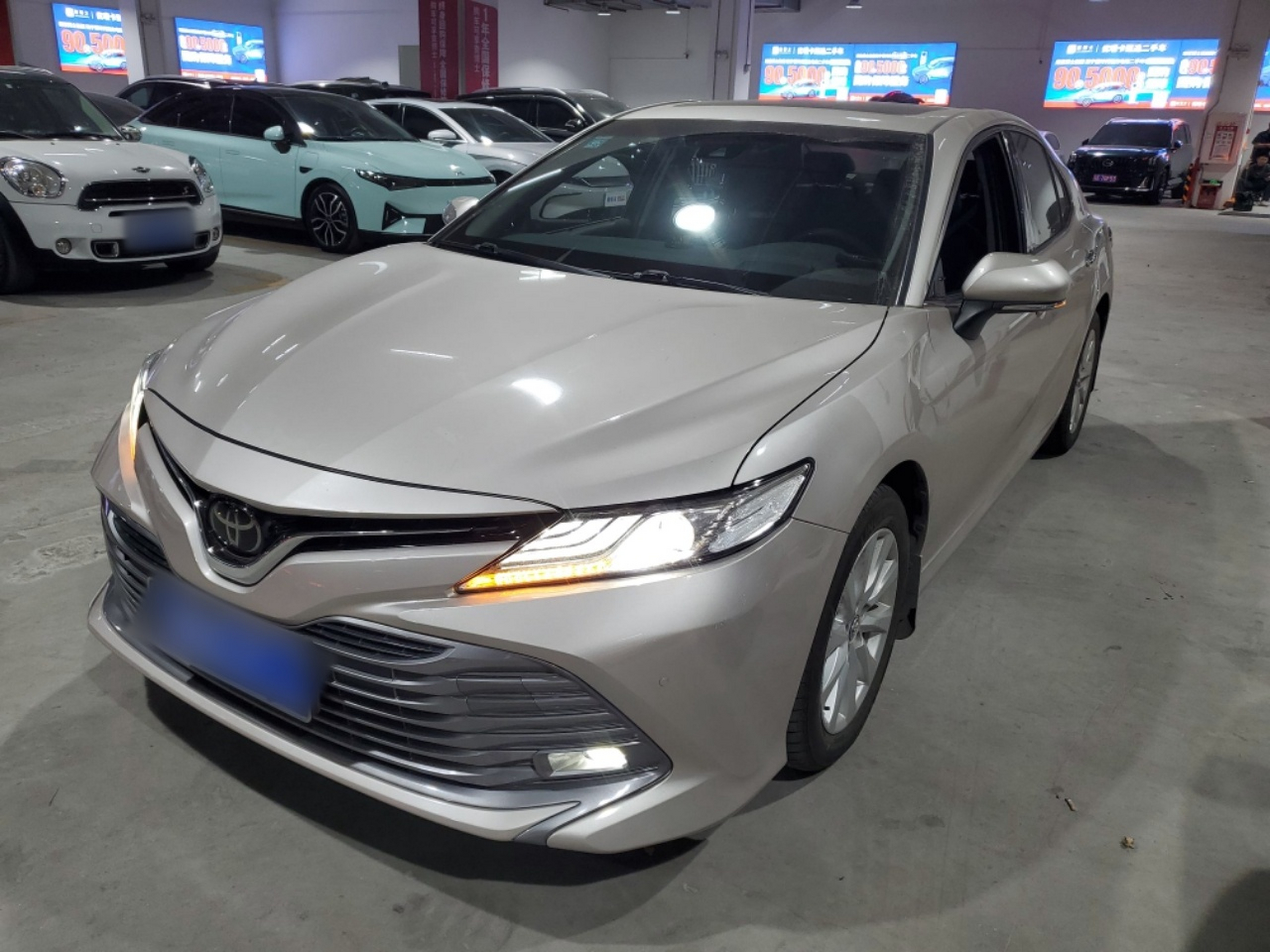 تحت مقدمة السيارة