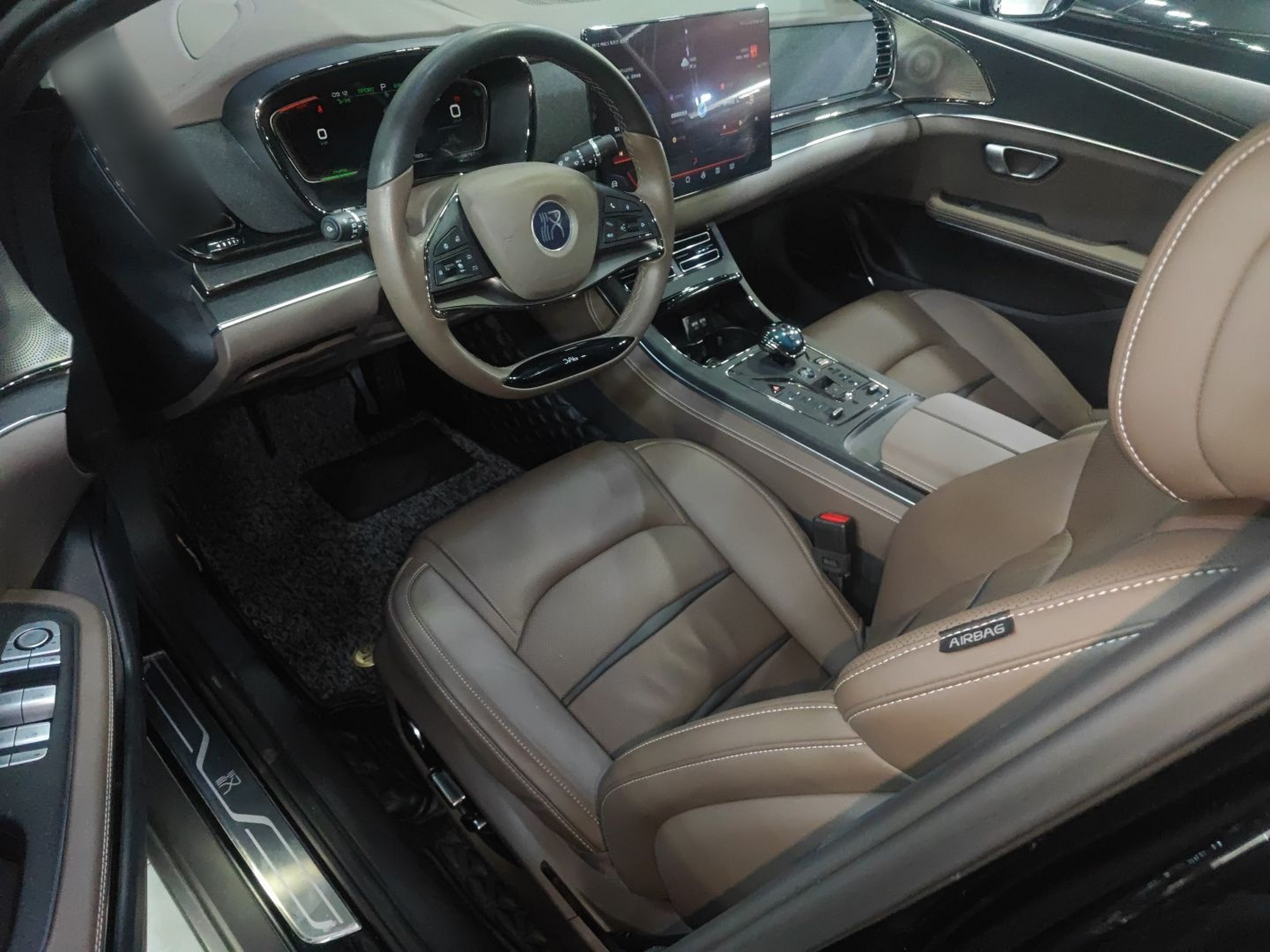 Переднее сиденье в автомобиле