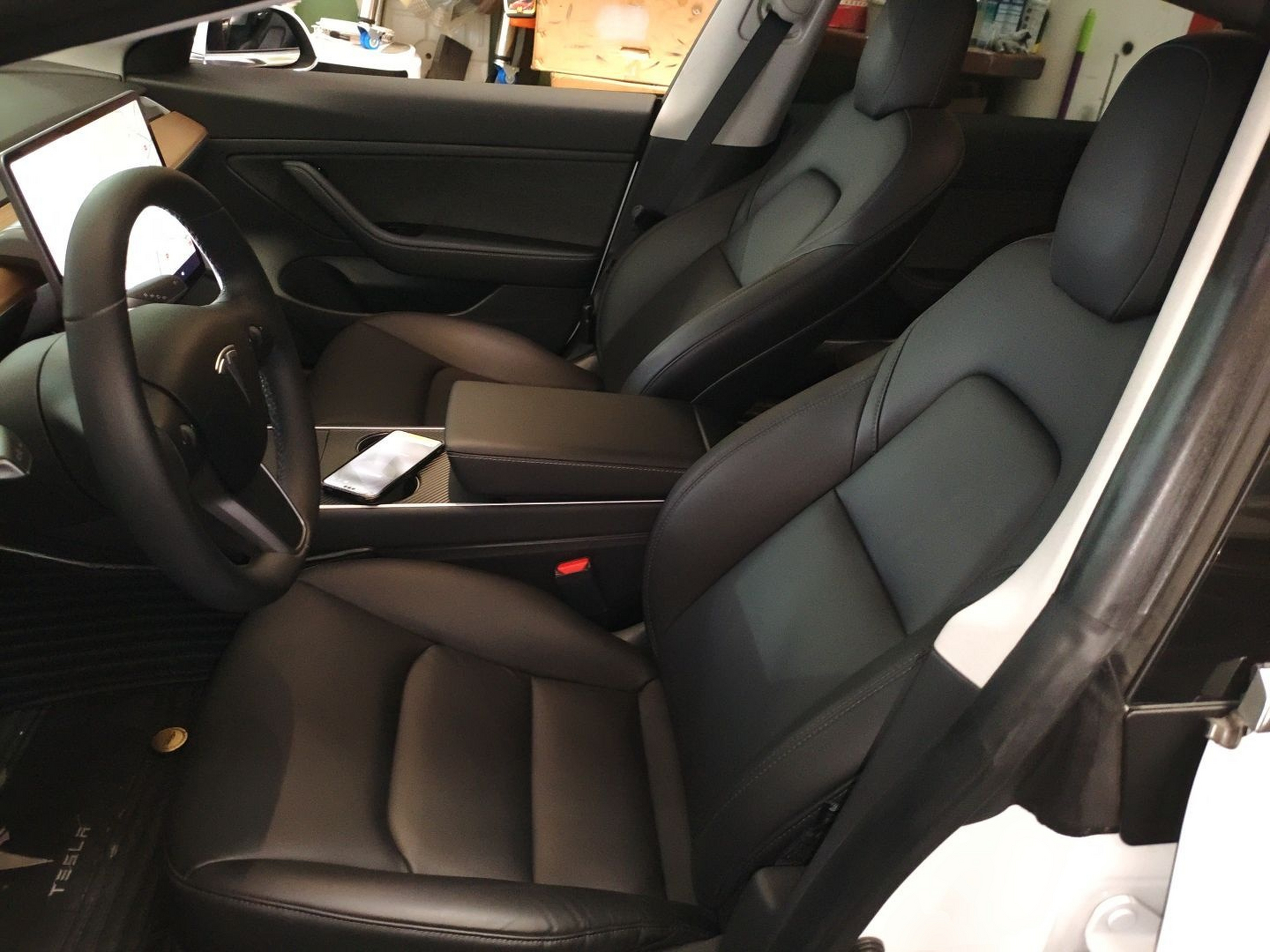 Переднее сиденье в автомобиле