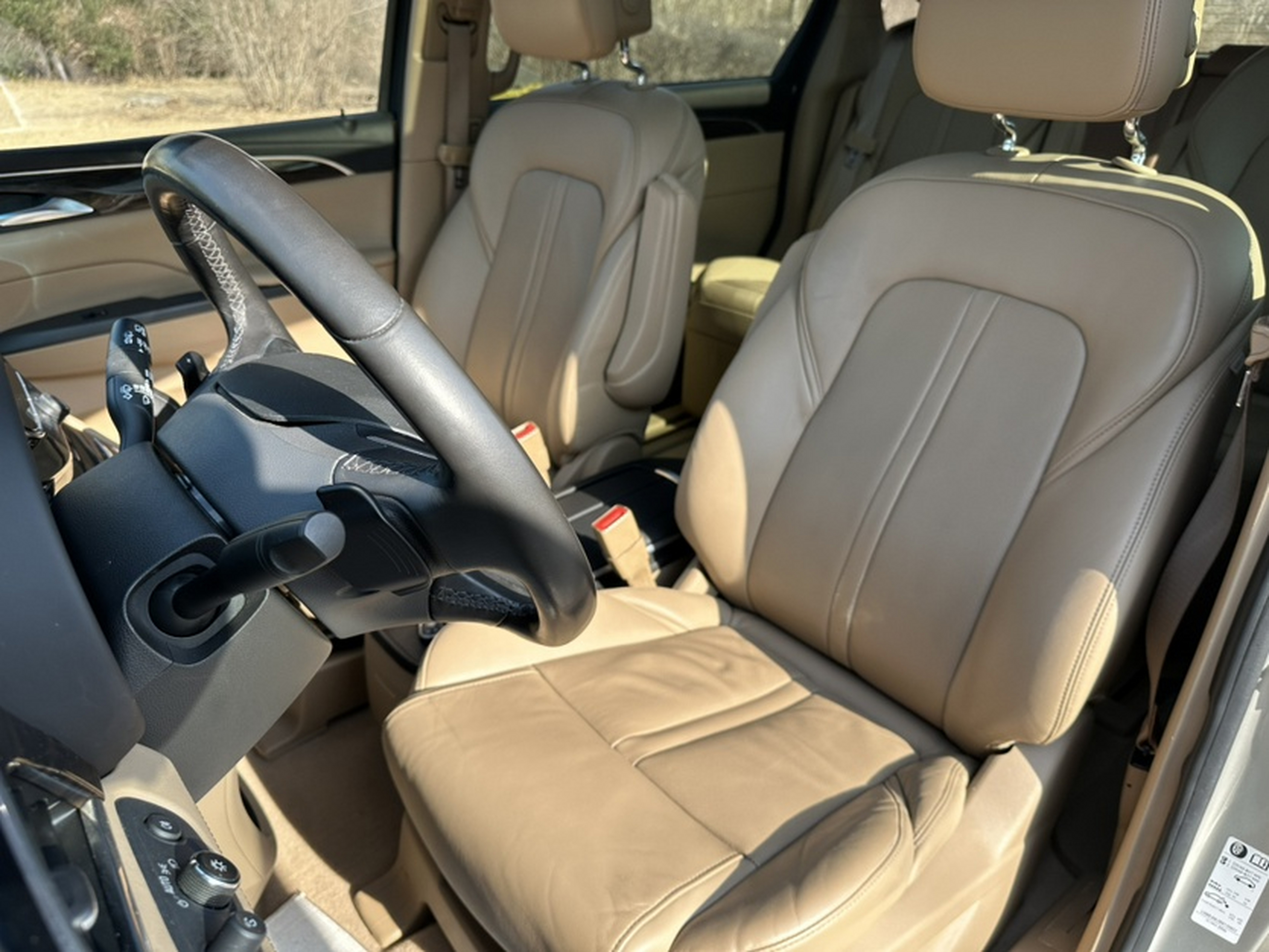 المقاعد الأمامية داخل السيارة