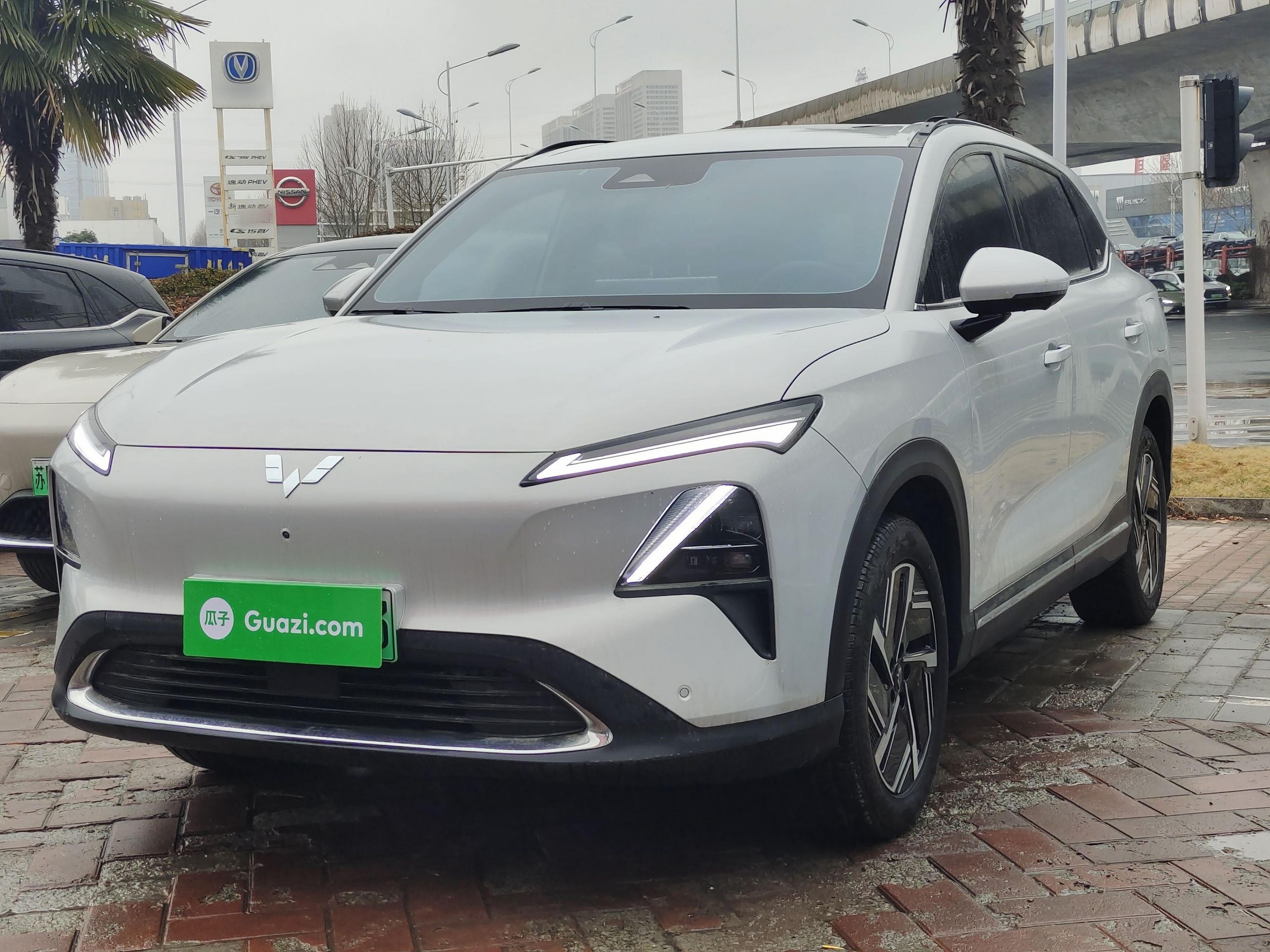 Под передней частью автомобиля