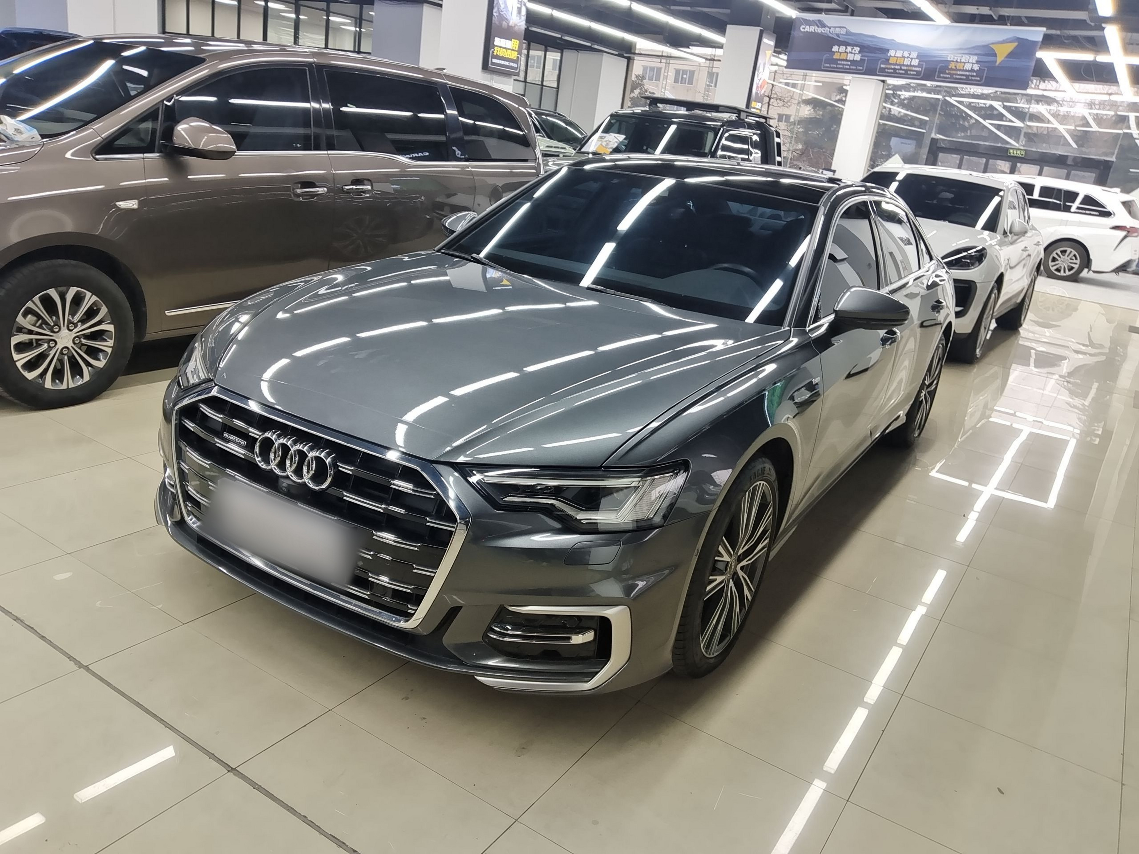 تحت مقدمة السيارة