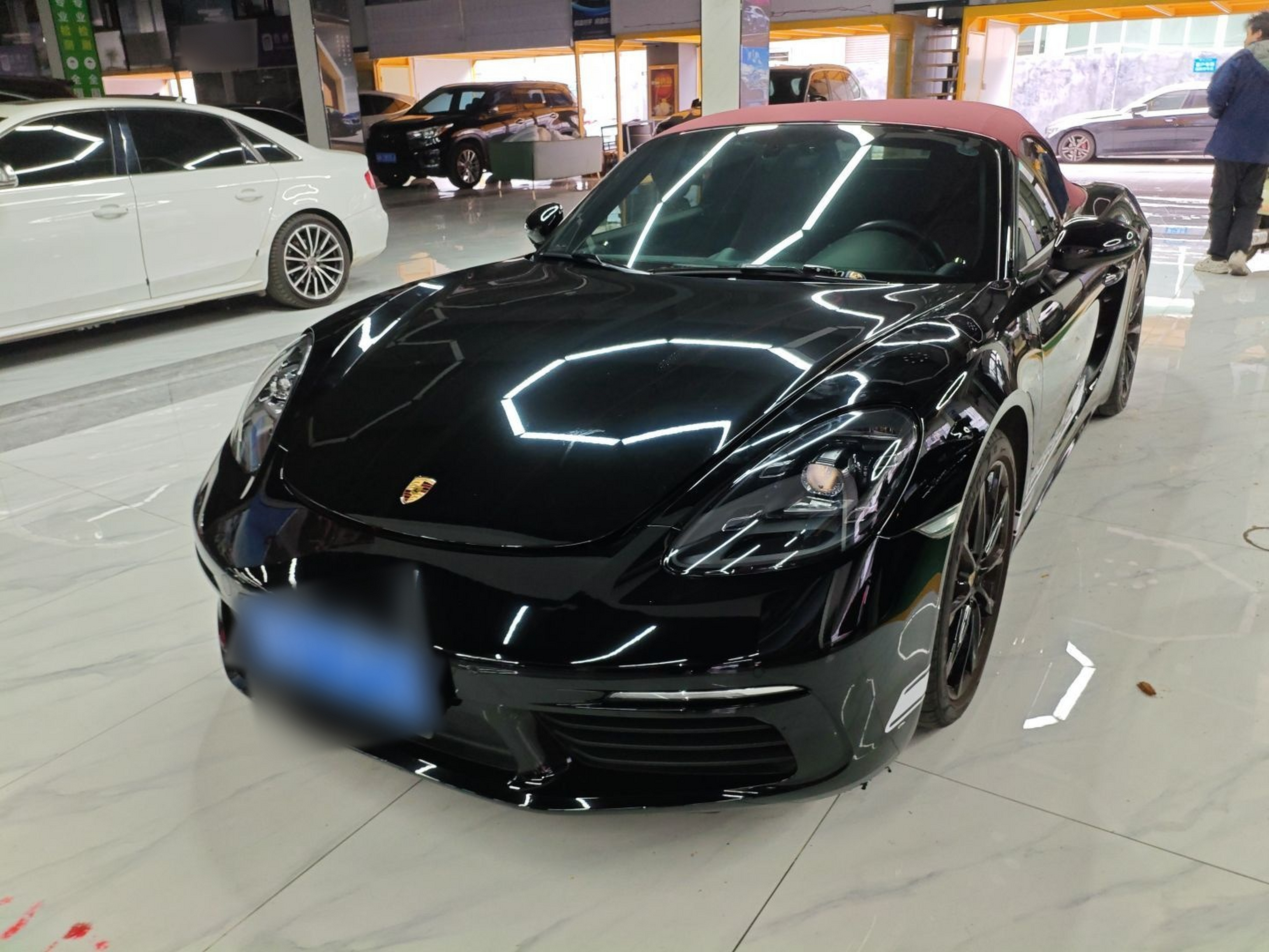 تحت مقدمة السيارة