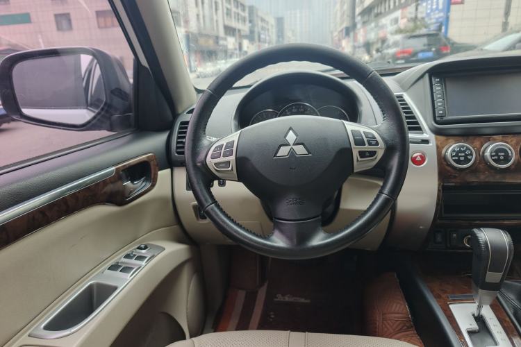 Used Mitsubishi Pajero Sport 2013 3.0L Automatic 4x4 Flagship Edition
