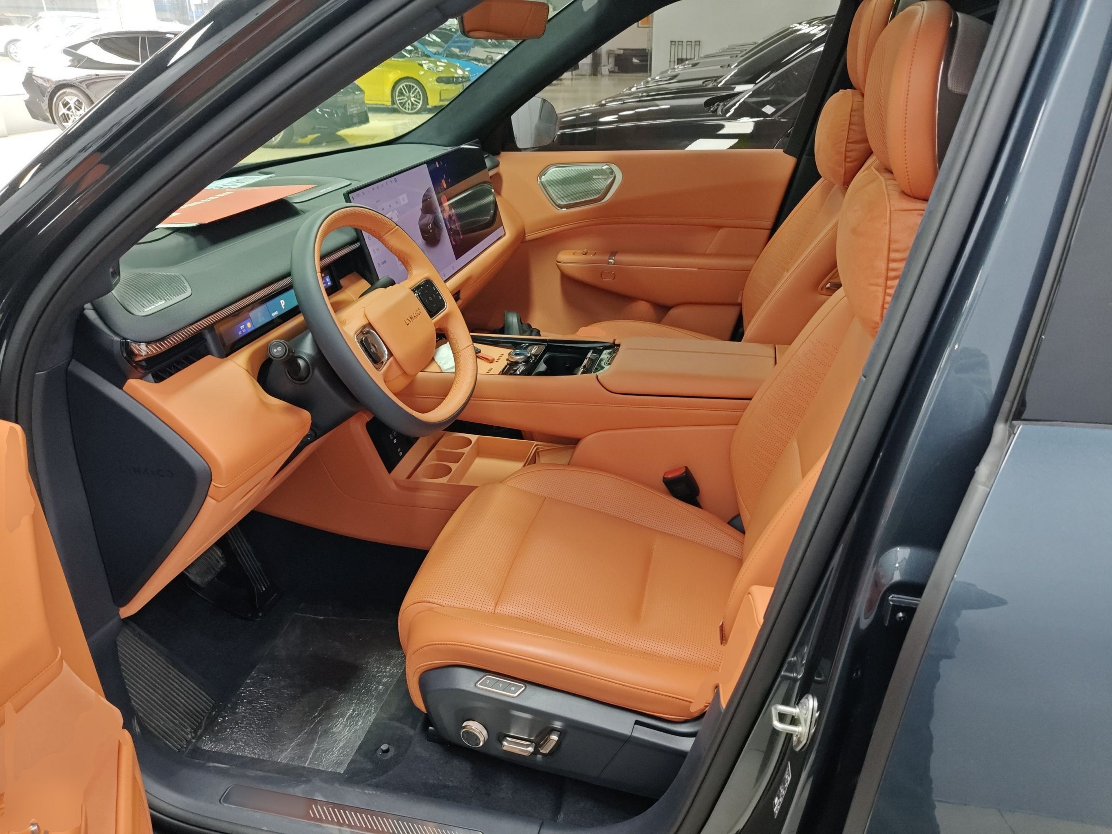 المقاعد الأمامية داخل السيارة