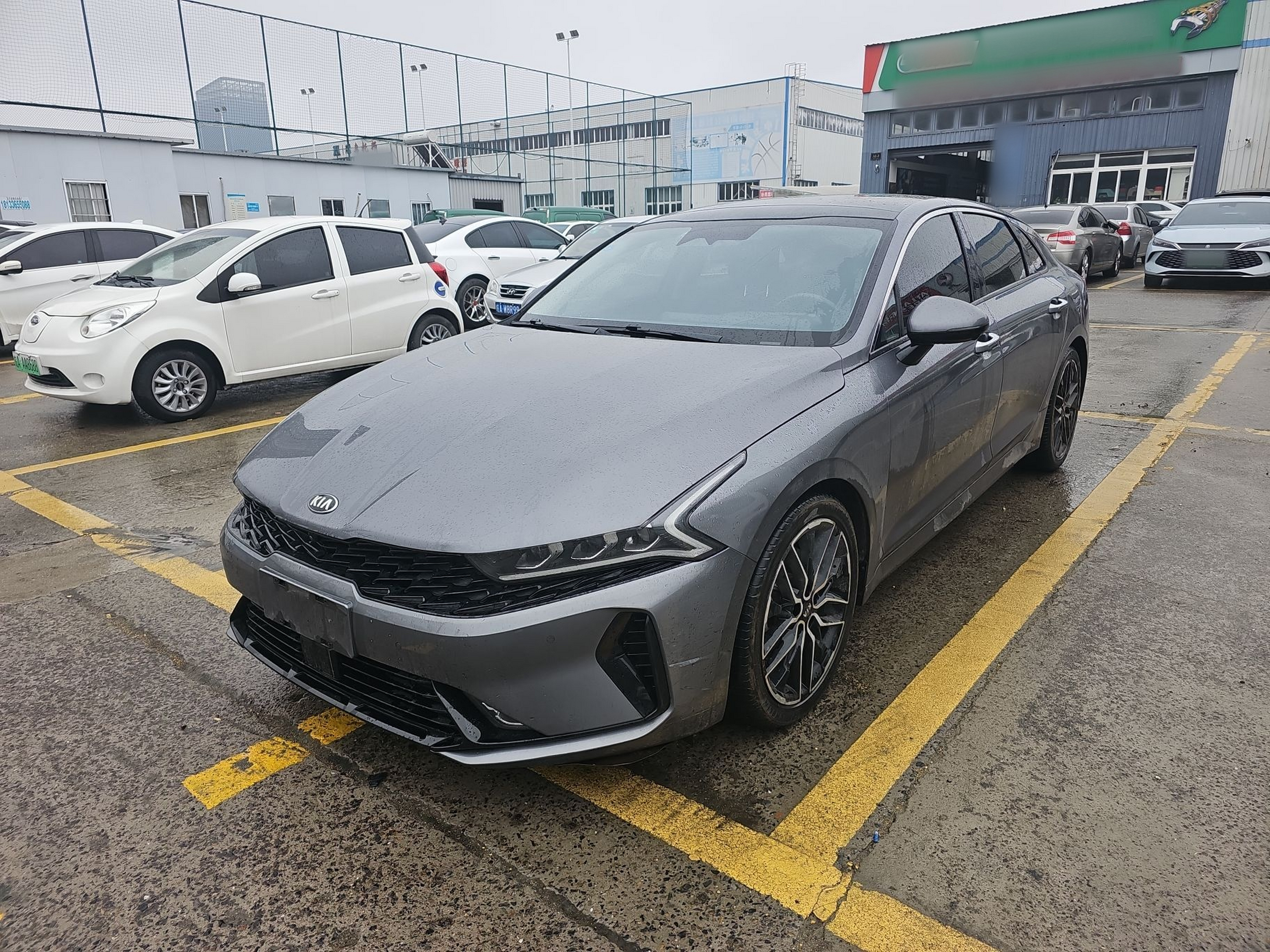 Под передней частью автомобиля