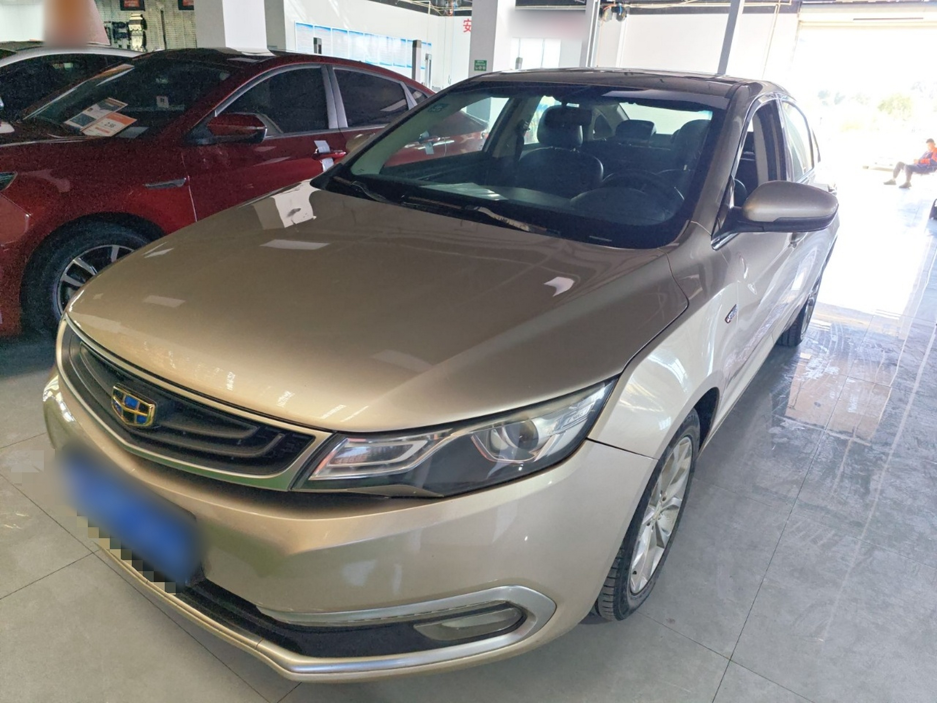 تحت مقدمة السيارة