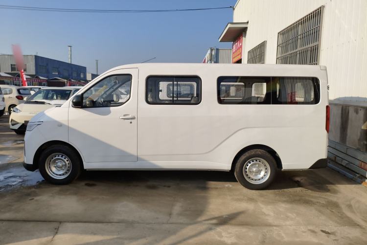 Used Wuling Yangguang 2024 300KM Comfort Version Passenger Van 75kW
