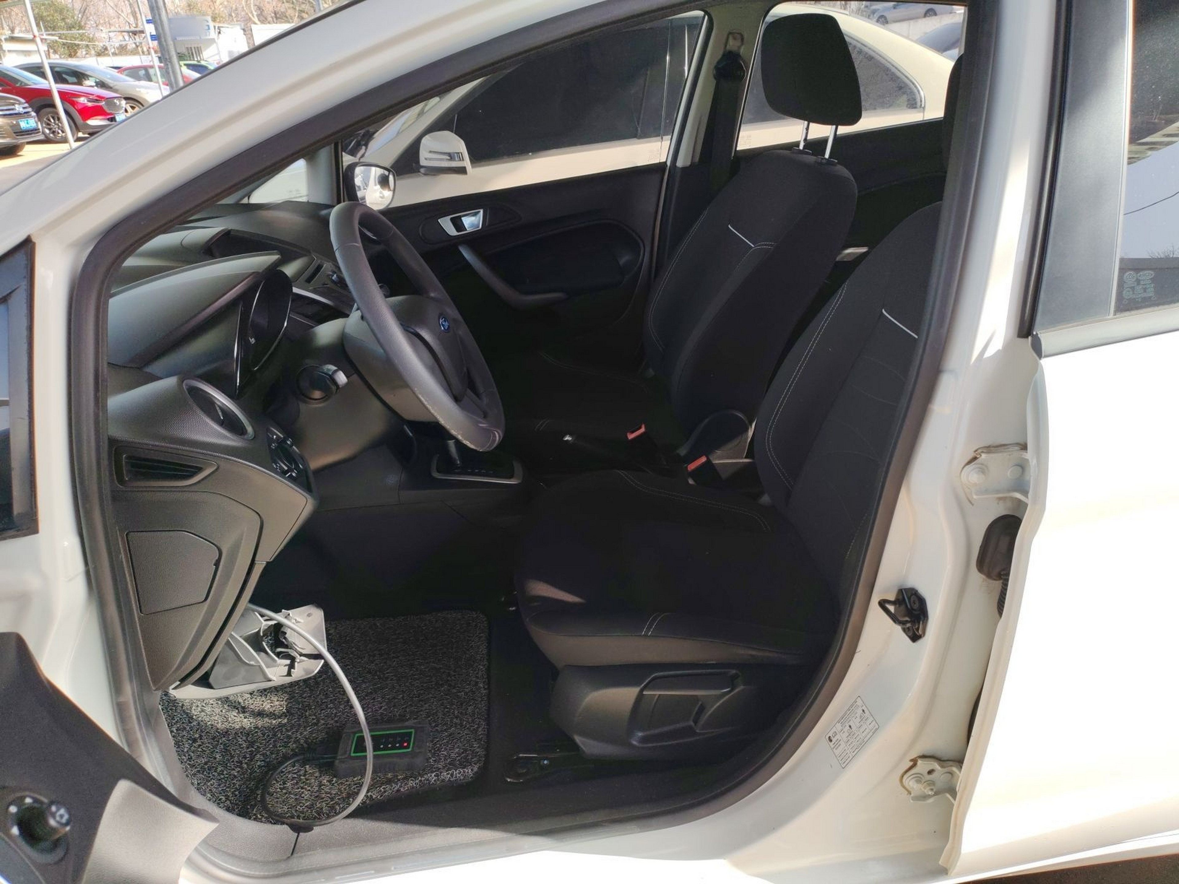 Переднее сиденье в автомобиле