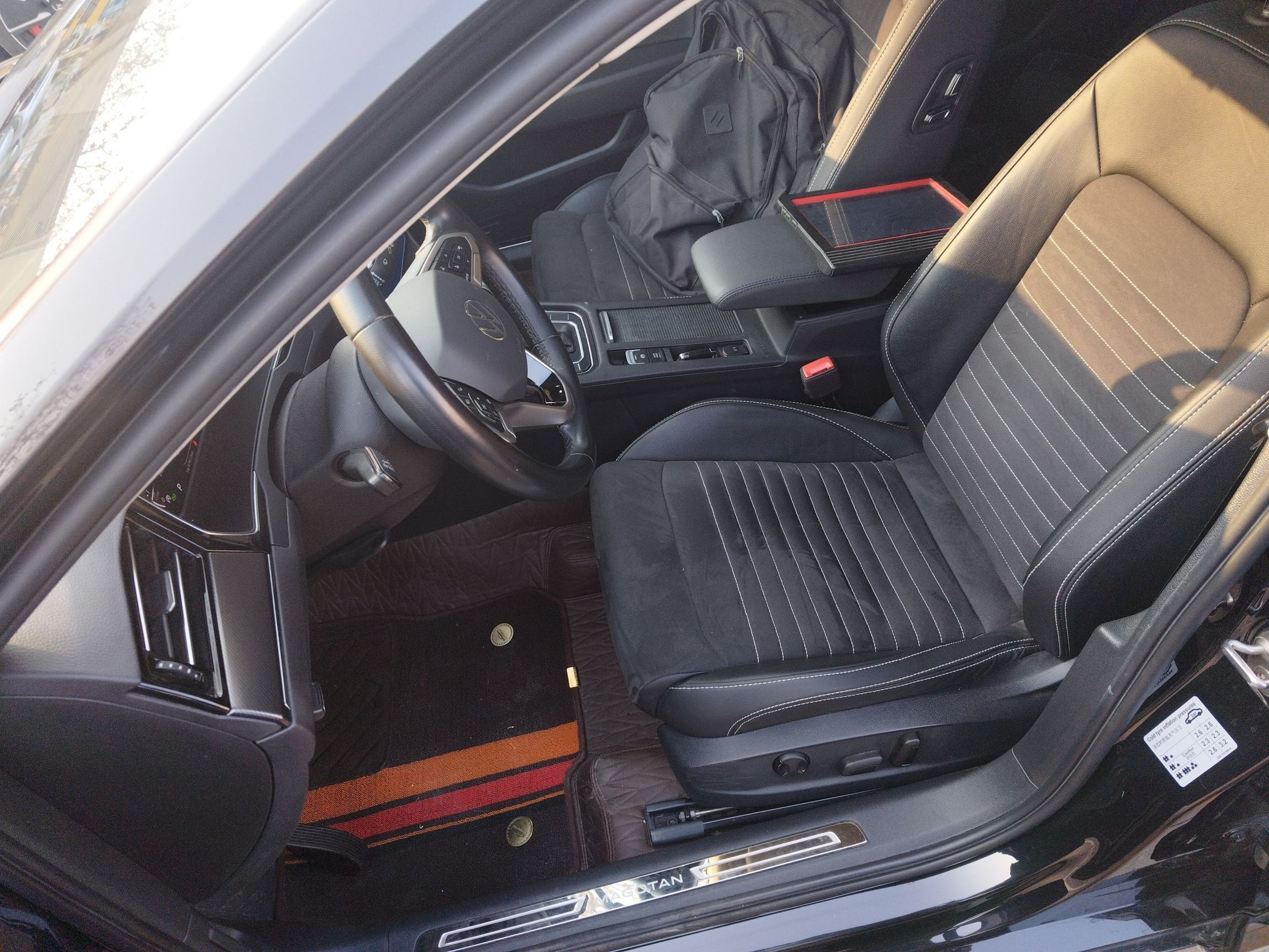 المقاعد الأمامية داخل السيارة