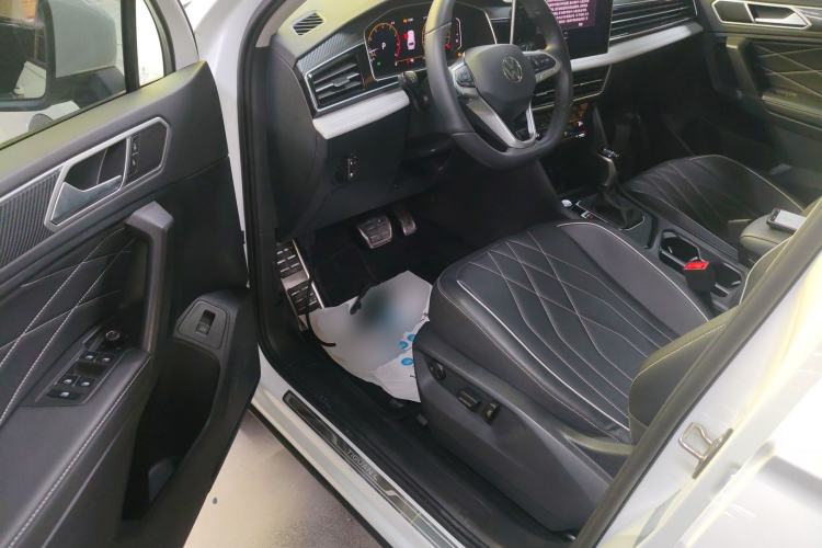 Used Volkswagen Tiguan L 2024 Outstanding Model 330TSI Automatic Two-Wheel Drive R-Line Dragon Glory Edition
