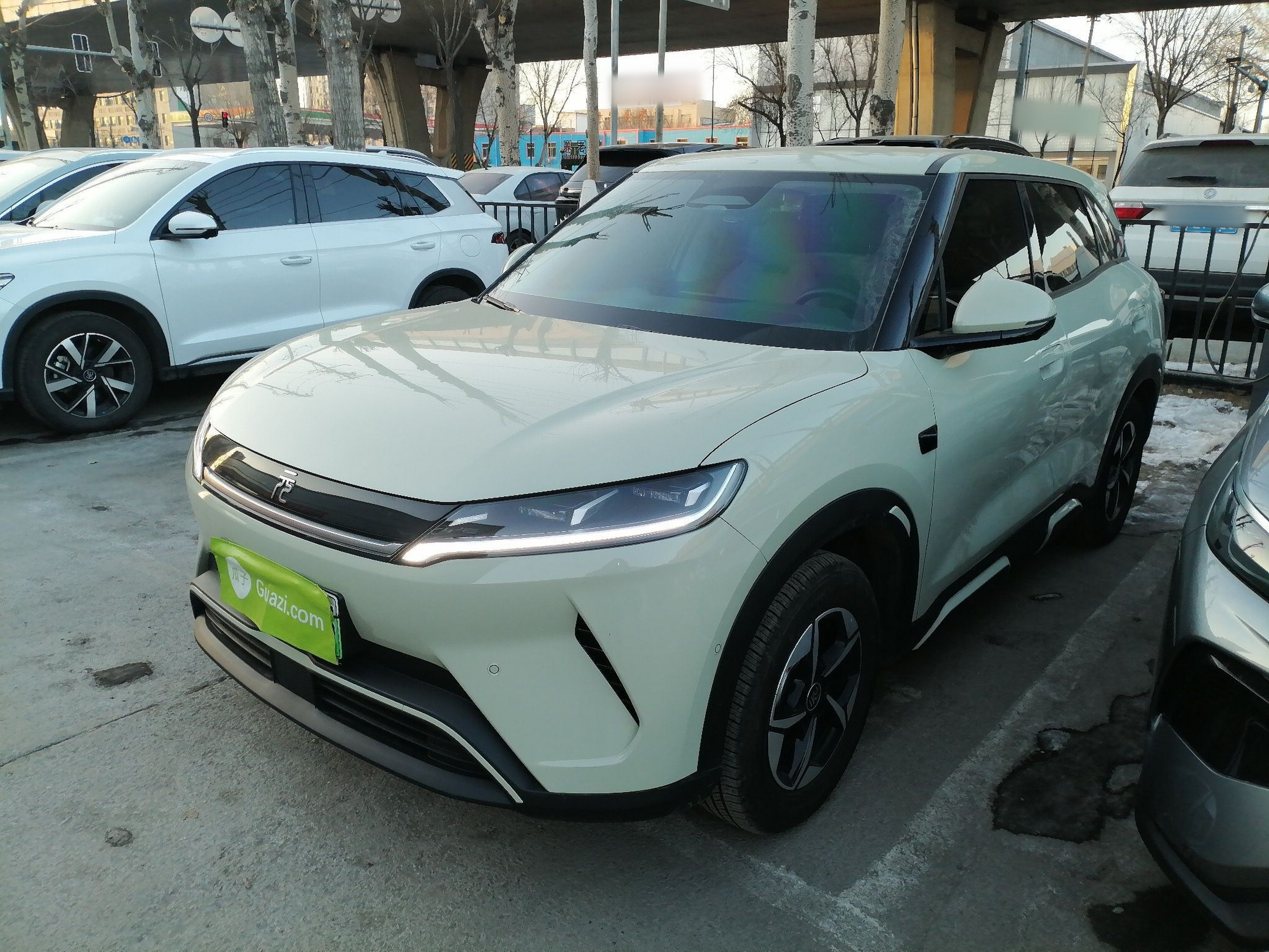 Под передней частью автомобиля