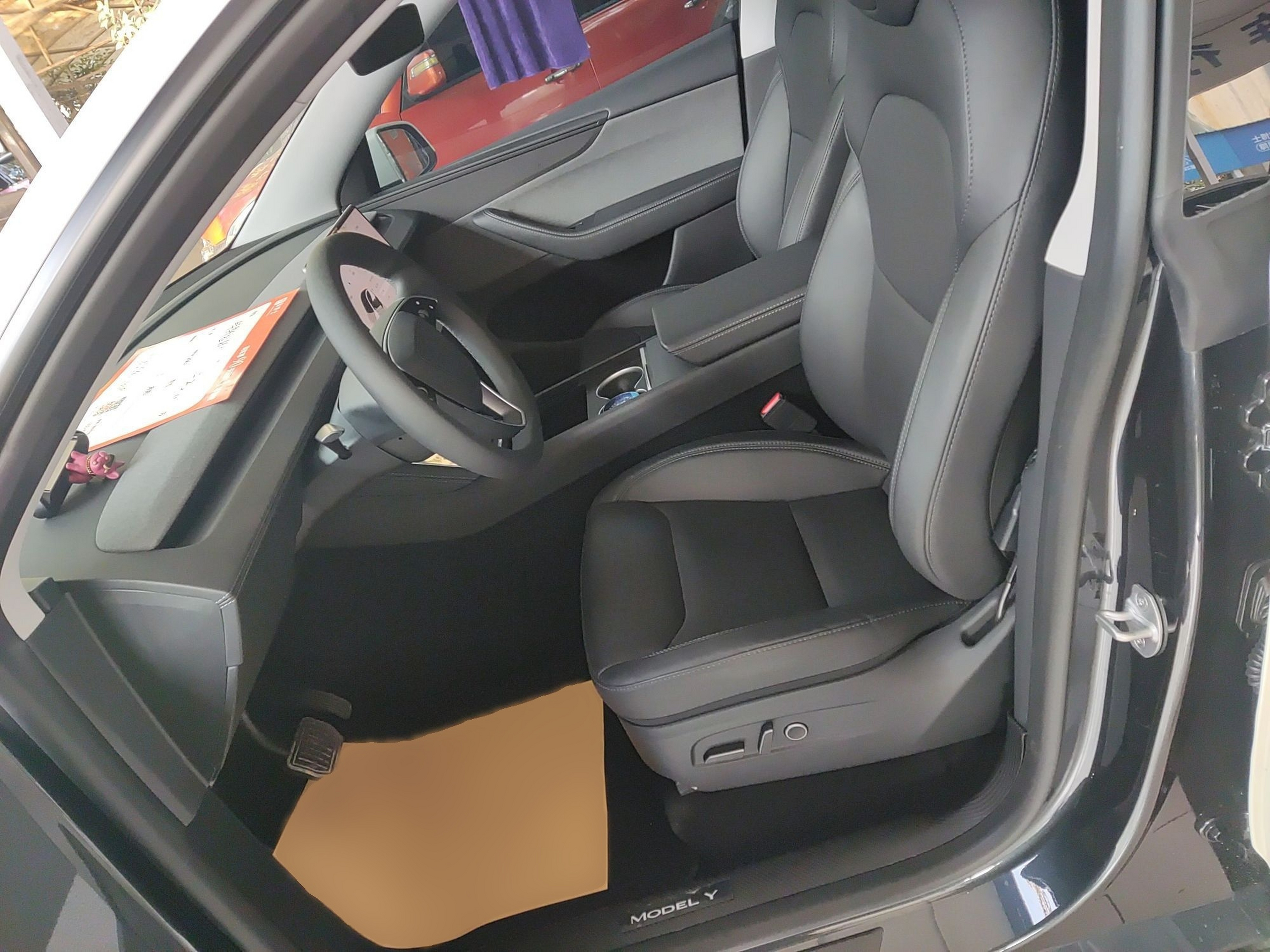 المقاعد الأمامية داخل السيارة