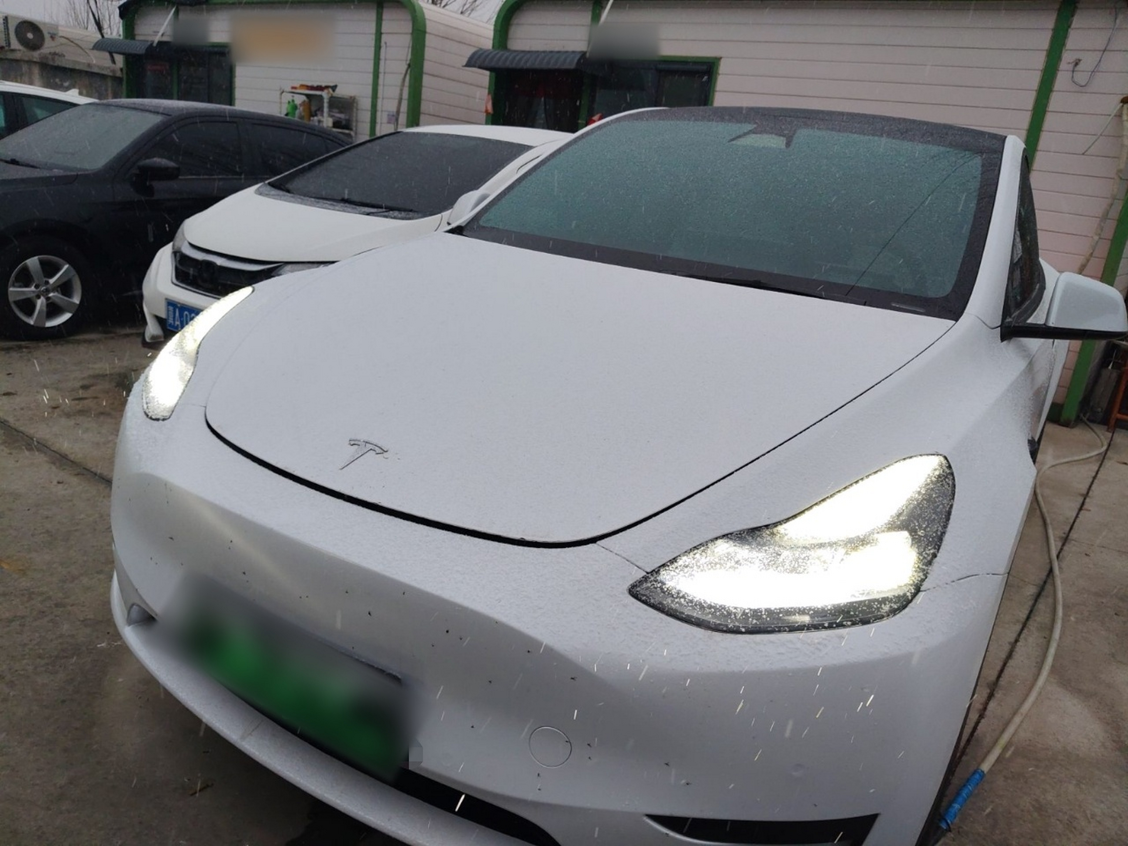 تحت مقدمة السيارة